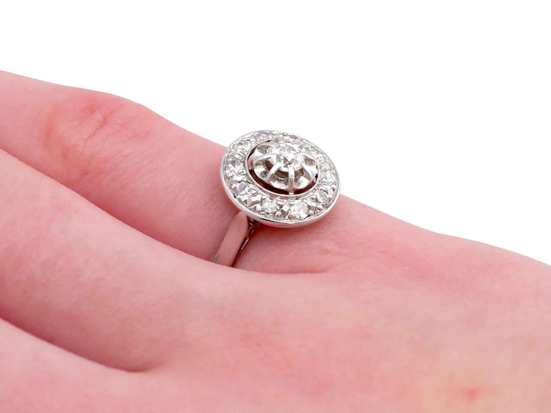Anillo de compromiso en racimo de diamantes y oro blanco de los años 20 en venta 2