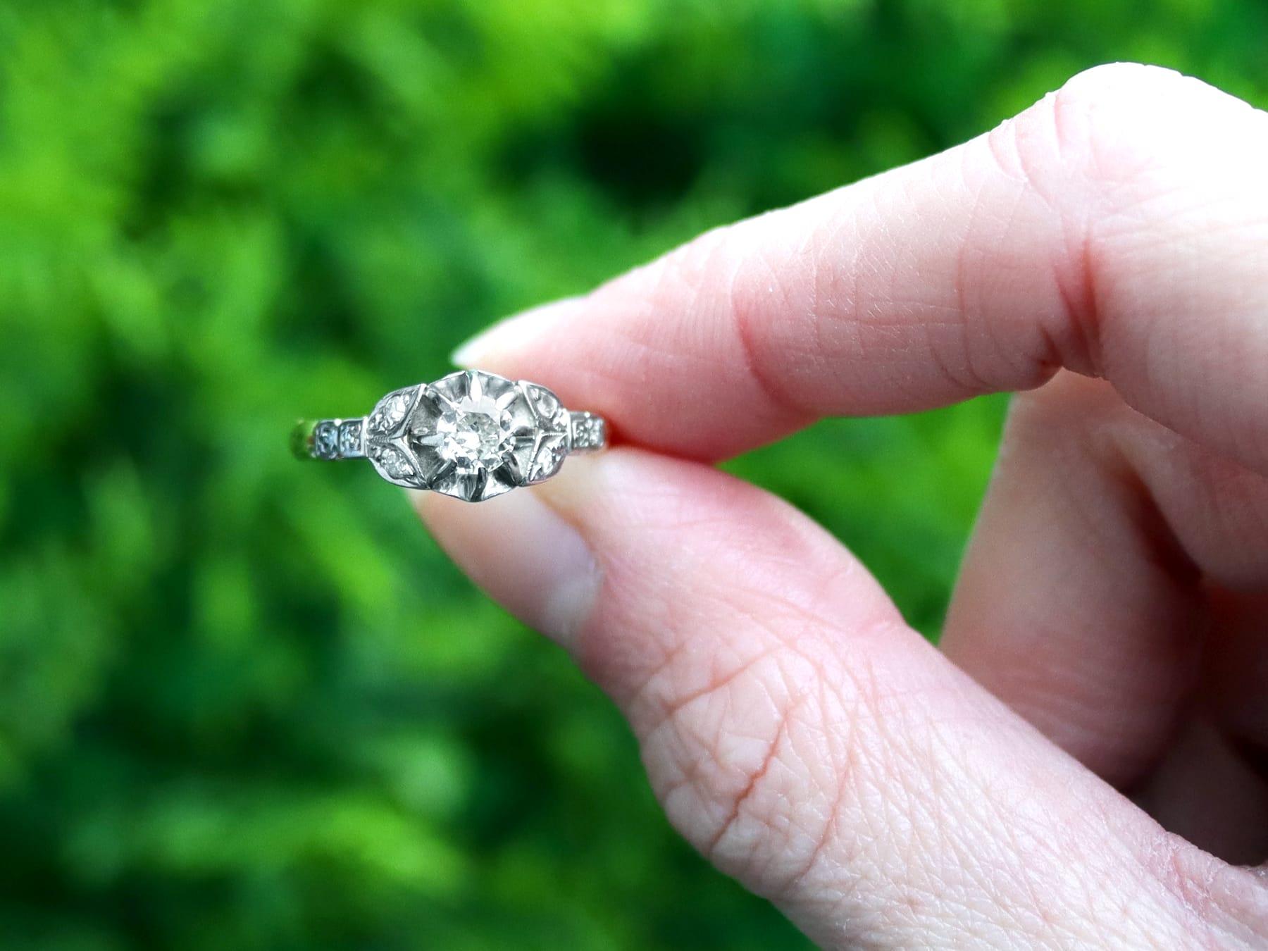 Une belle et impressionnante bague solitaire en or jaune 18 carats, or blanc 18 carats, ornée d'un diamant de 0,35 carat, qui fait partie de nos diverses collections de bijoux anciens et de bijoux de succession.

Cette belle et impressionnante bague