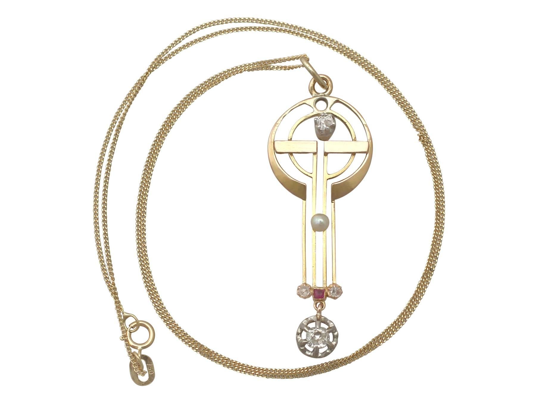 Impresionante colgante alemán de 0,60 quilates de diamantes y perlas en bruto, rubíes y oro amarillo de 18 quilates, engastado en oro blanco de 18 quilates; forma parte de nuestras diversas colecciones de joyas Art Nouveau.

Este fino e