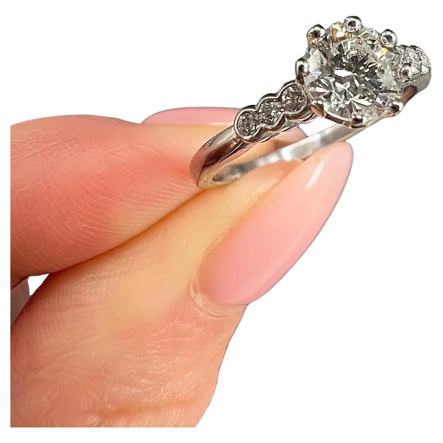 Diamanti antichi degli anni '20 da 0,95 carati totali incastonati in un anello di fidanzamento in platino nuovo.