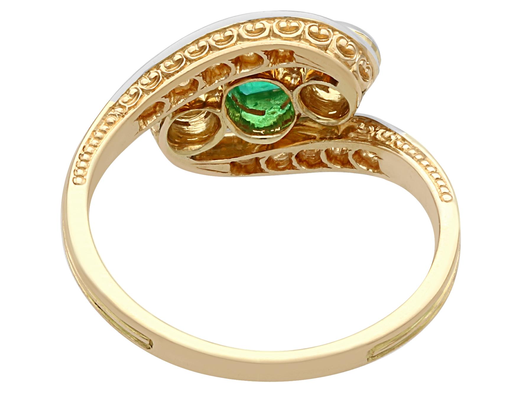 Antique 1920s Emerald and Diamond Yellow Gold Twist Ring In Excellent Condition In Jesmond, Newcastle Upon Tyne