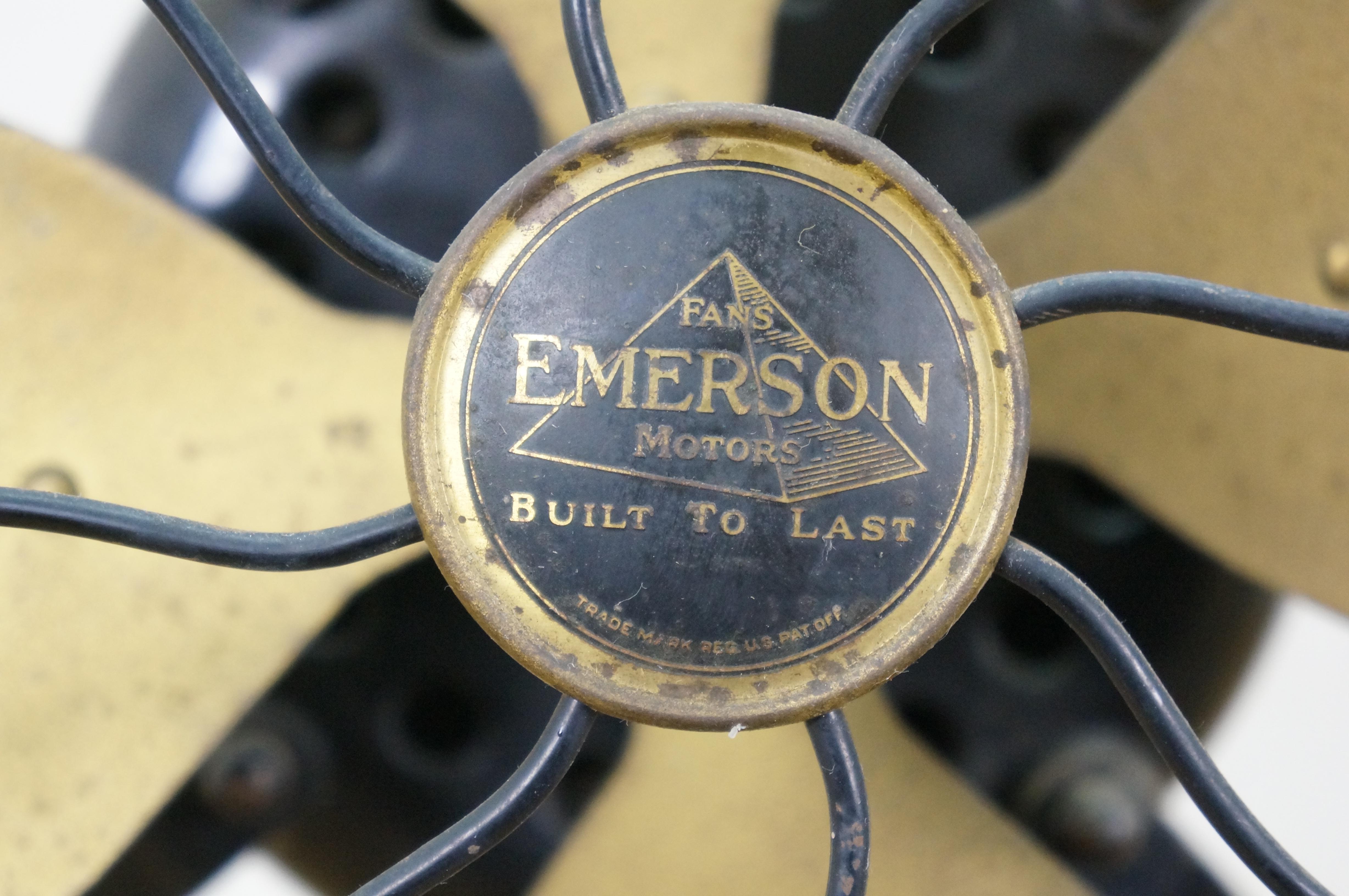 Antico ventilatore da tavolo a tre velocità in ottone Emerson tipo 29648 degli anni '20, funziona da 16