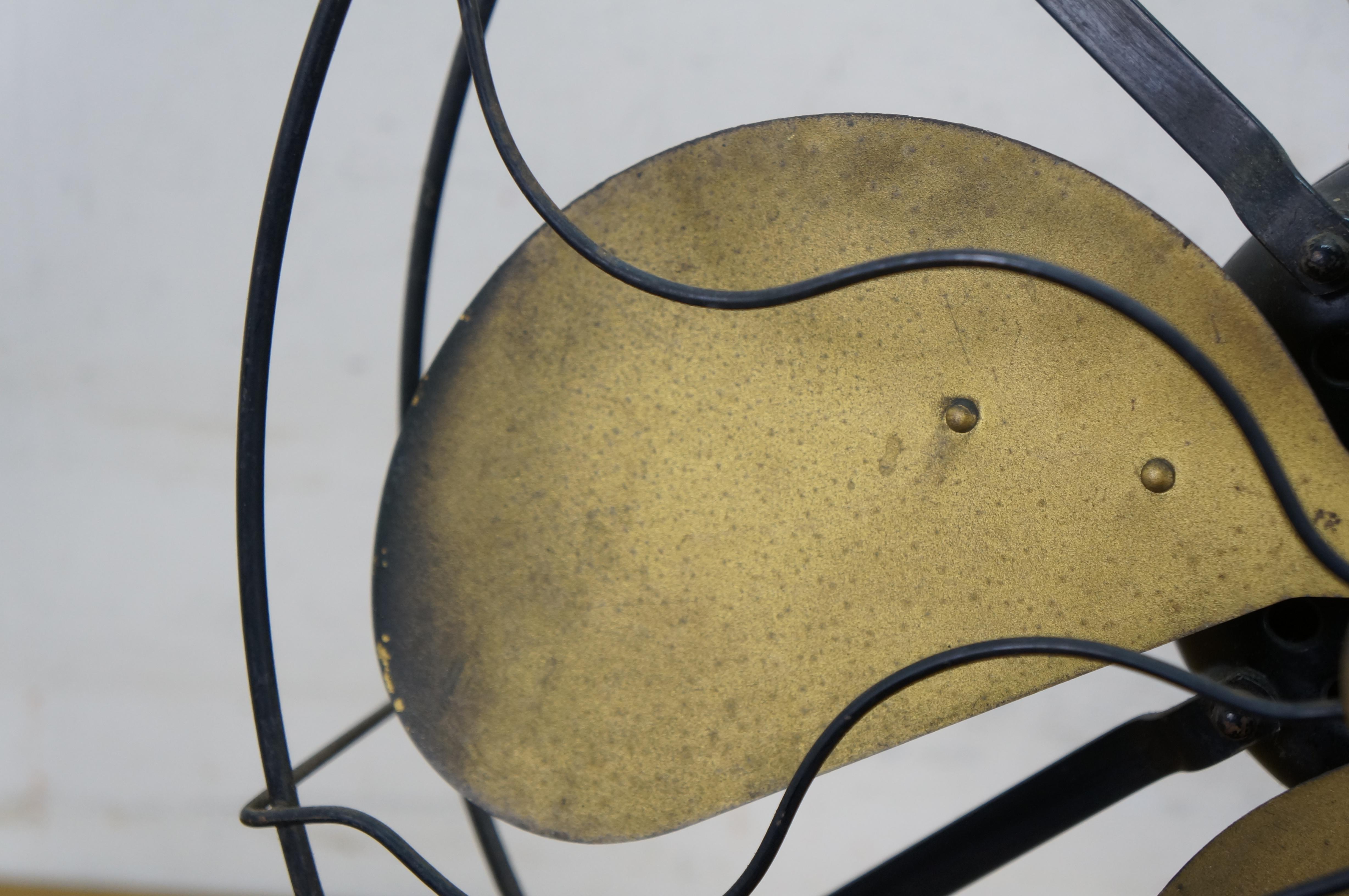 Antico ventilatore da tavolo a tre velocità in ottone Emerson tipo 29648 degli anni '20, funziona da 16