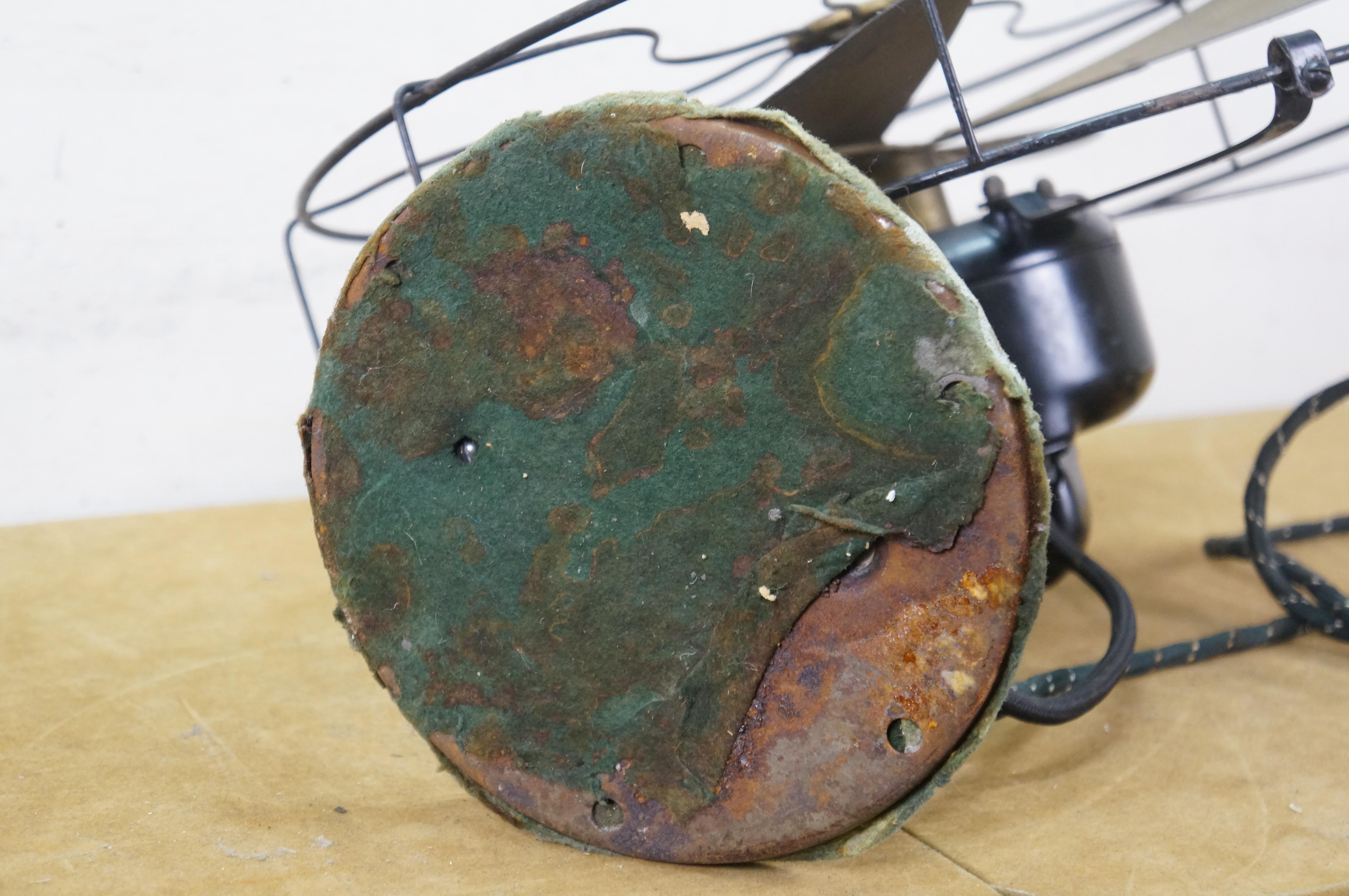 Antico ventilatore da tavolo a tre velocità in ottone Emerson tipo 29648 degli anni '20, funziona da 16