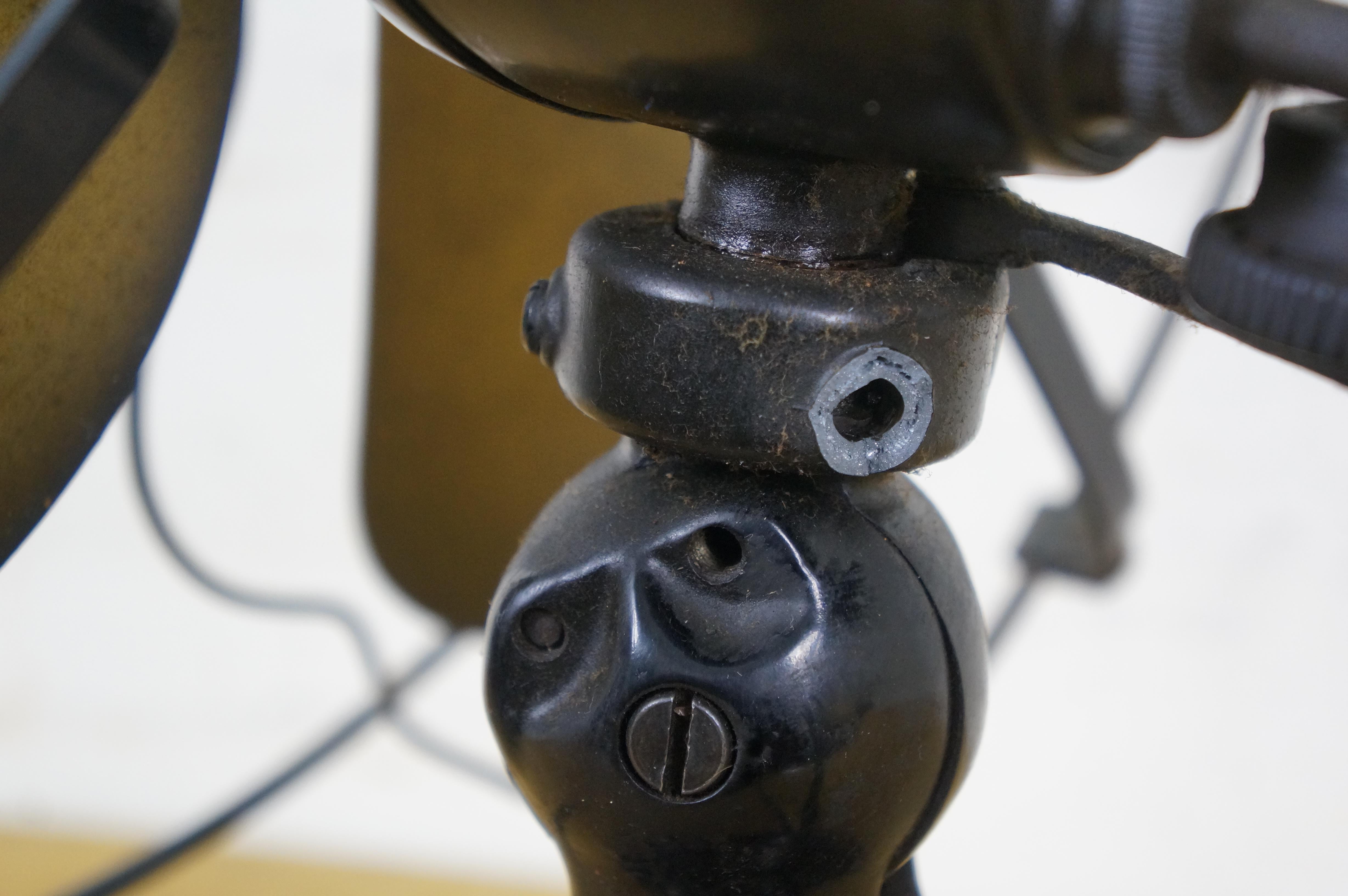 Antico ventilatore da tavolo a tre velocità in ottone Emerson tipo 29648 degli anni '20, funziona da 16