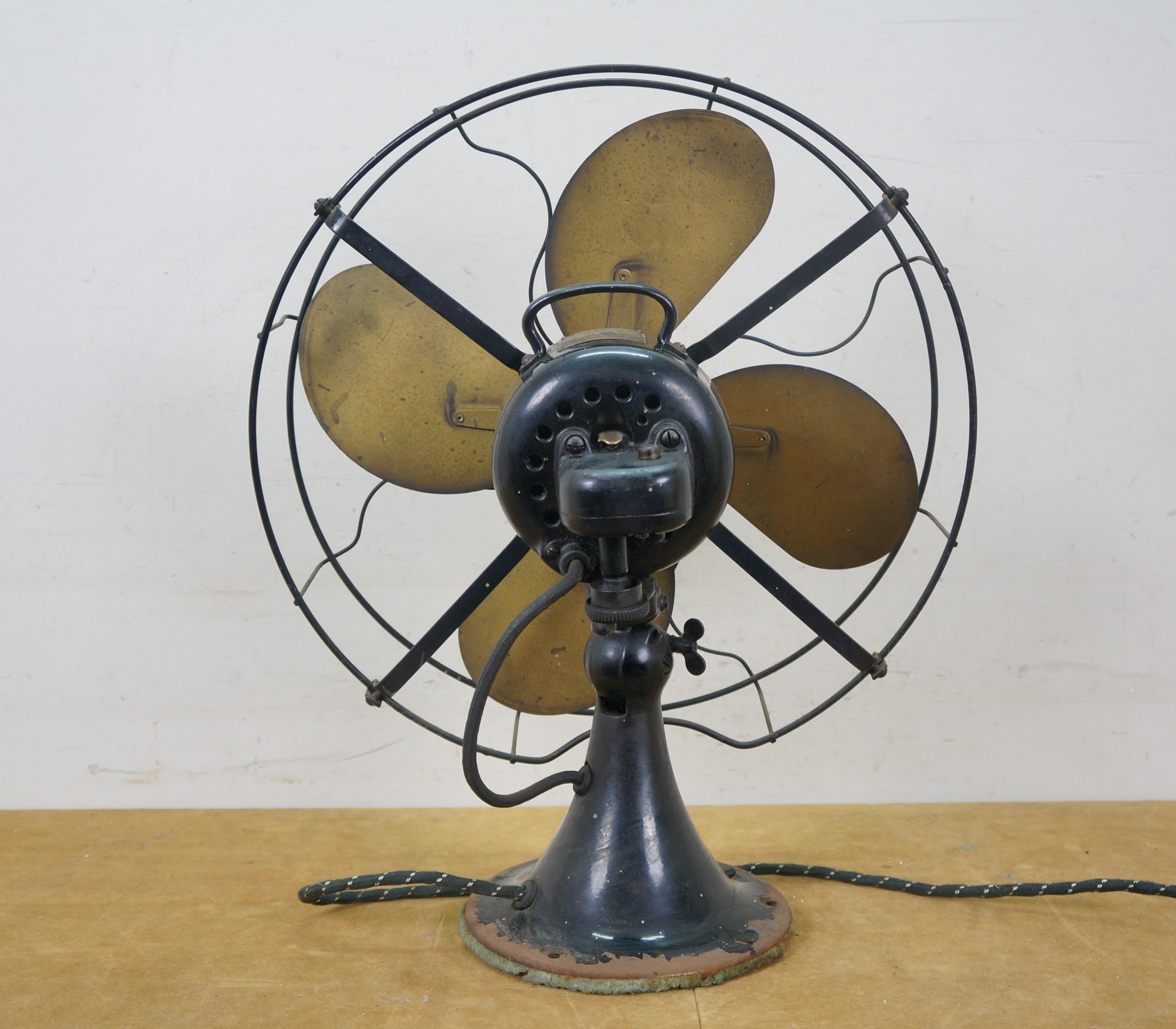 Antico ventilatore da tavolo a tre velocità in ottone Emerson tipo 29648 degli anni '20, funziona da 16