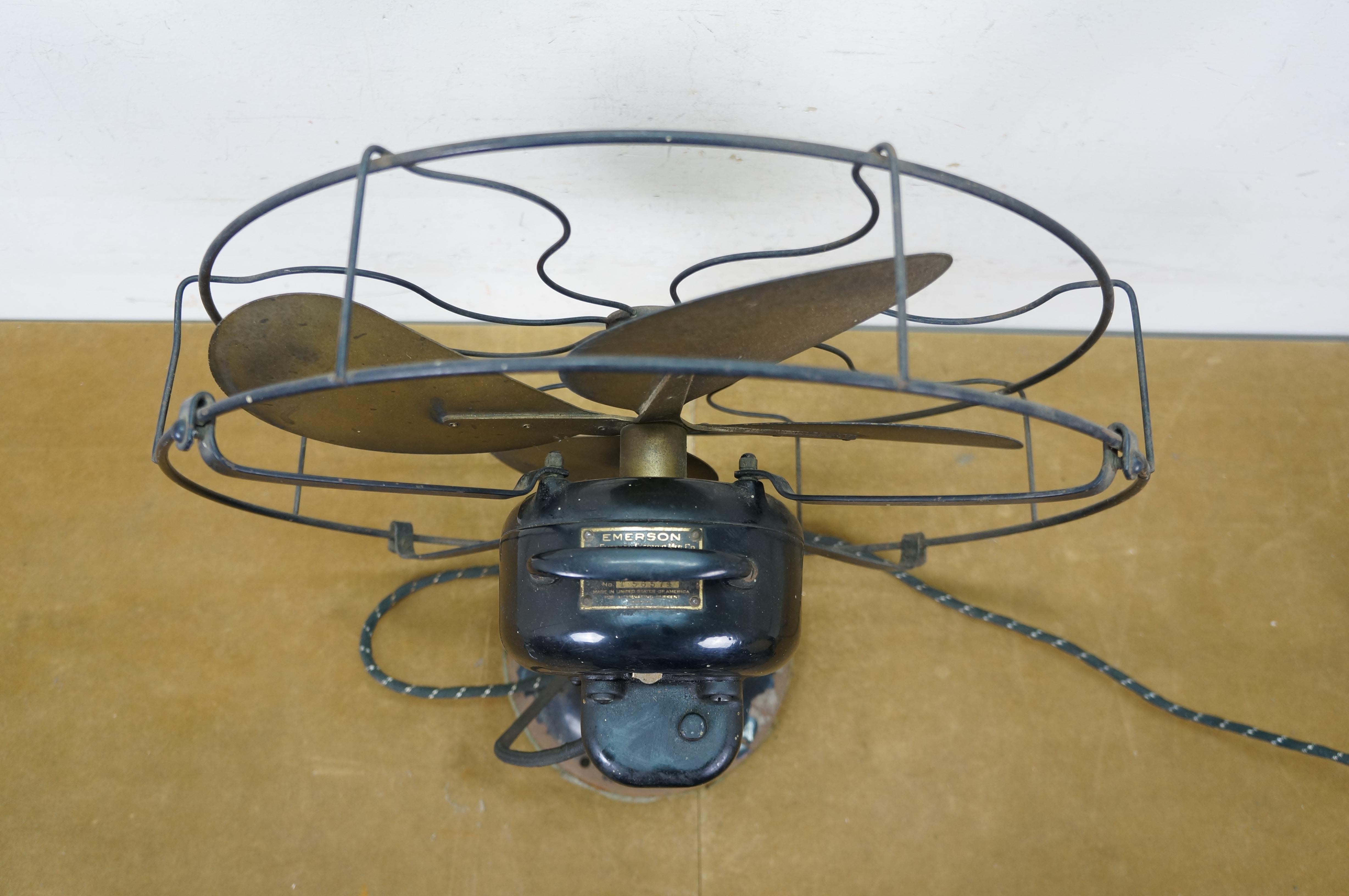 XX secolo Antico ventilatore da tavolo a tre velocità in ottone Emerson tipo 29648 degli anni '20, funziona da 16