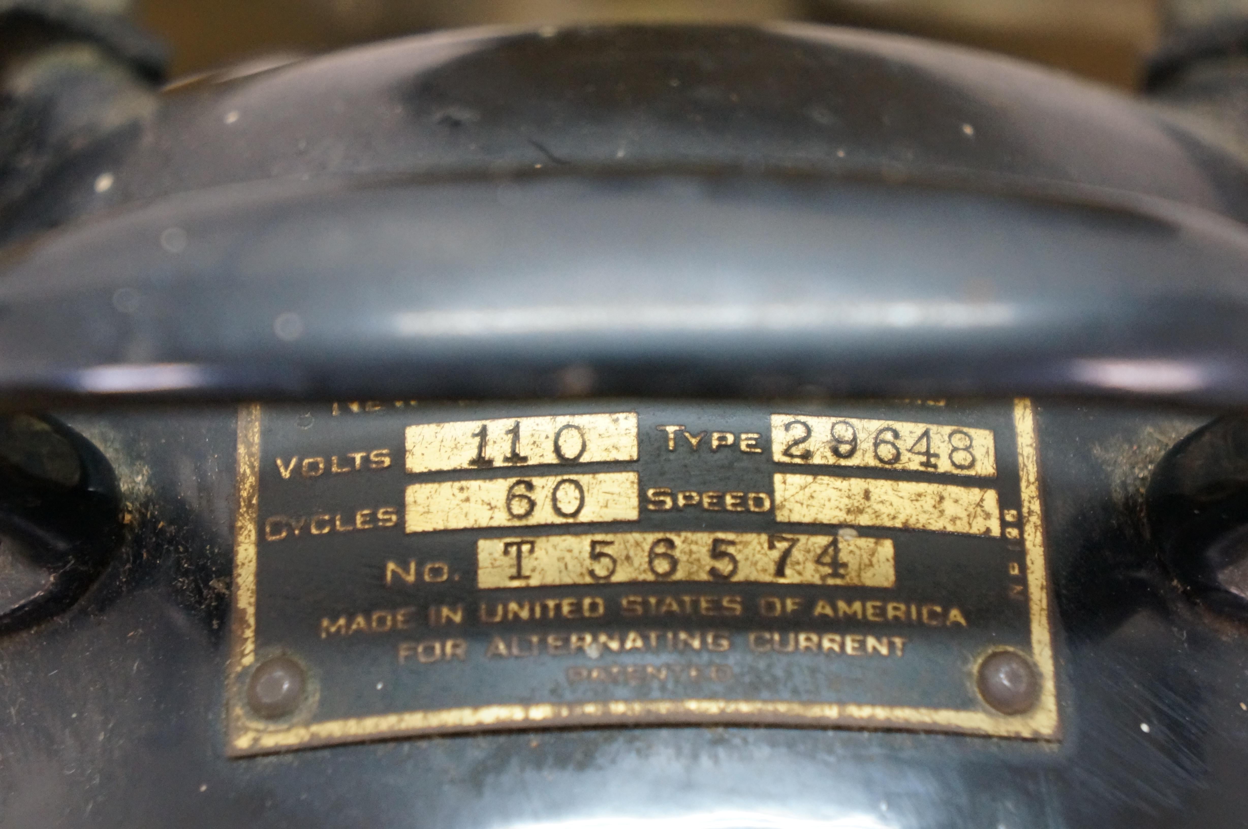 Antico ventilatore da tavolo a tre velocità in ottone Emerson tipo 29648 degli anni '20, funziona da 16