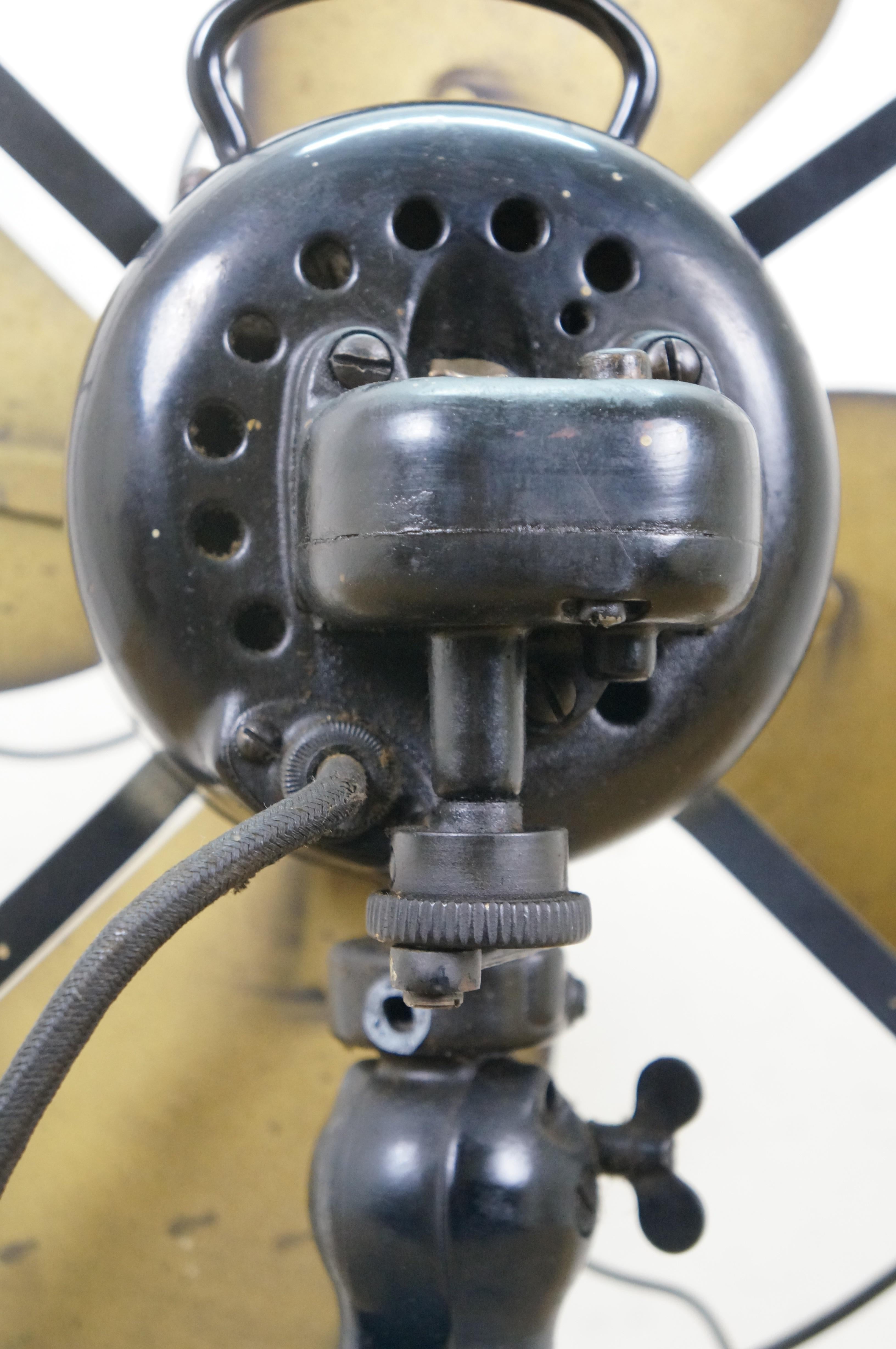 Antico ventilatore da tavolo a tre velocità in ottone Emerson tipo 29648 degli anni '20, funziona da 16