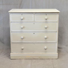 Antico comò inglese degli anni '20 con vecchia vernice crema e bianca