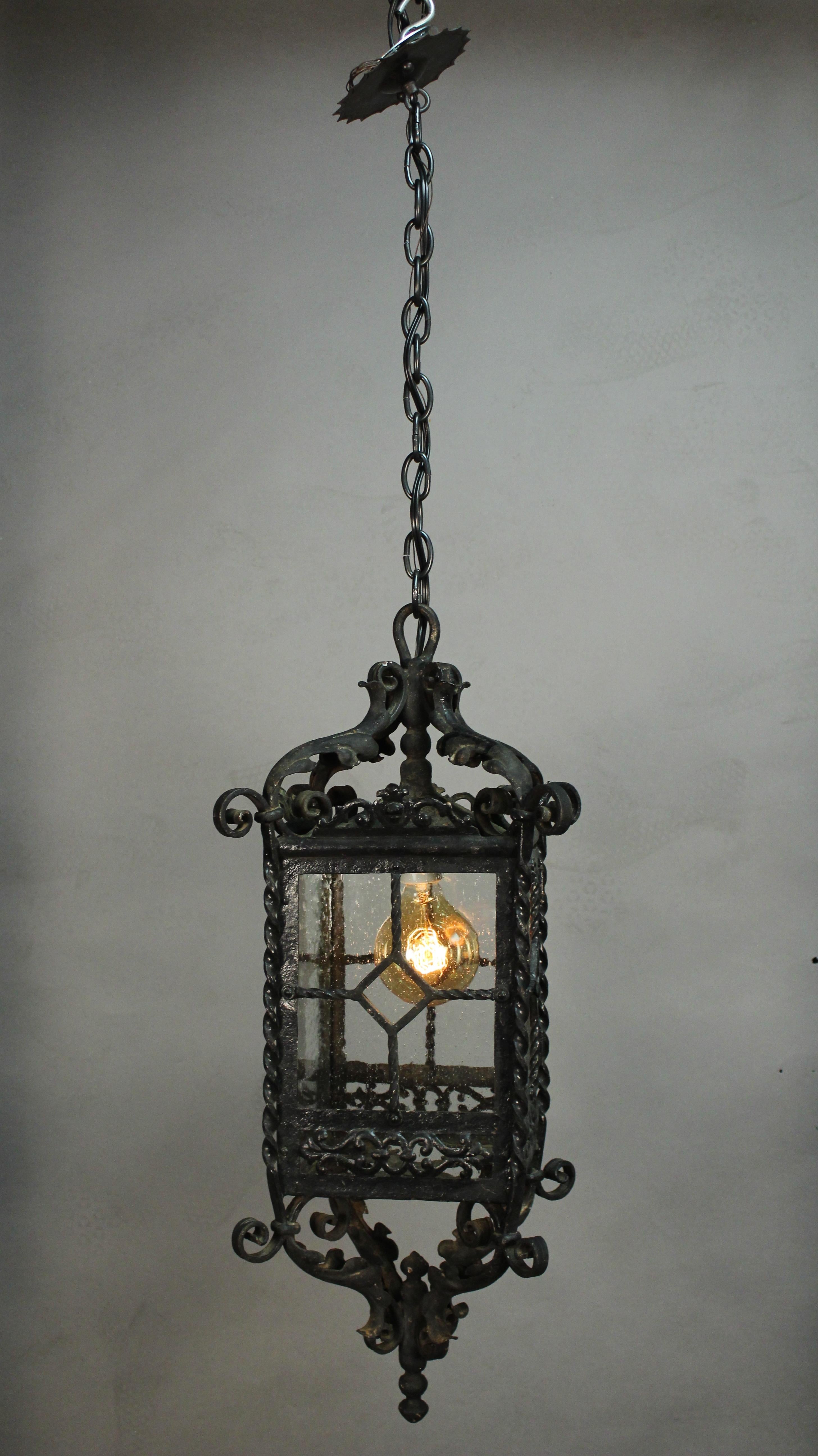 Antique 1920s Exterior Spanish Revival English Tudor Iron Lantern (Frühes 20. Jahrhundert)