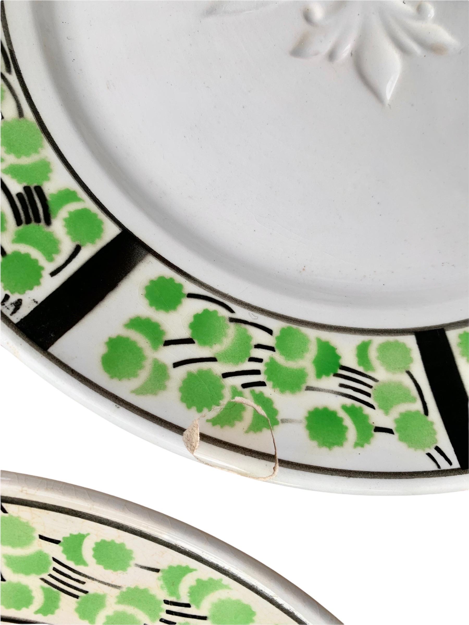 Ein schöner und seltener Satz antiker französischer Art Deco Fayence-Spargelservierstücke, bestehend aus zehn Tellern und einer Servierplatte, von der angesehenen französischen Fayencerie, Digoin & Sarreguemines. Die Teller haben eine Vertiefung für