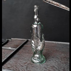 Bouteille de savon en verre pressé vert des années 1920:: en forme de main