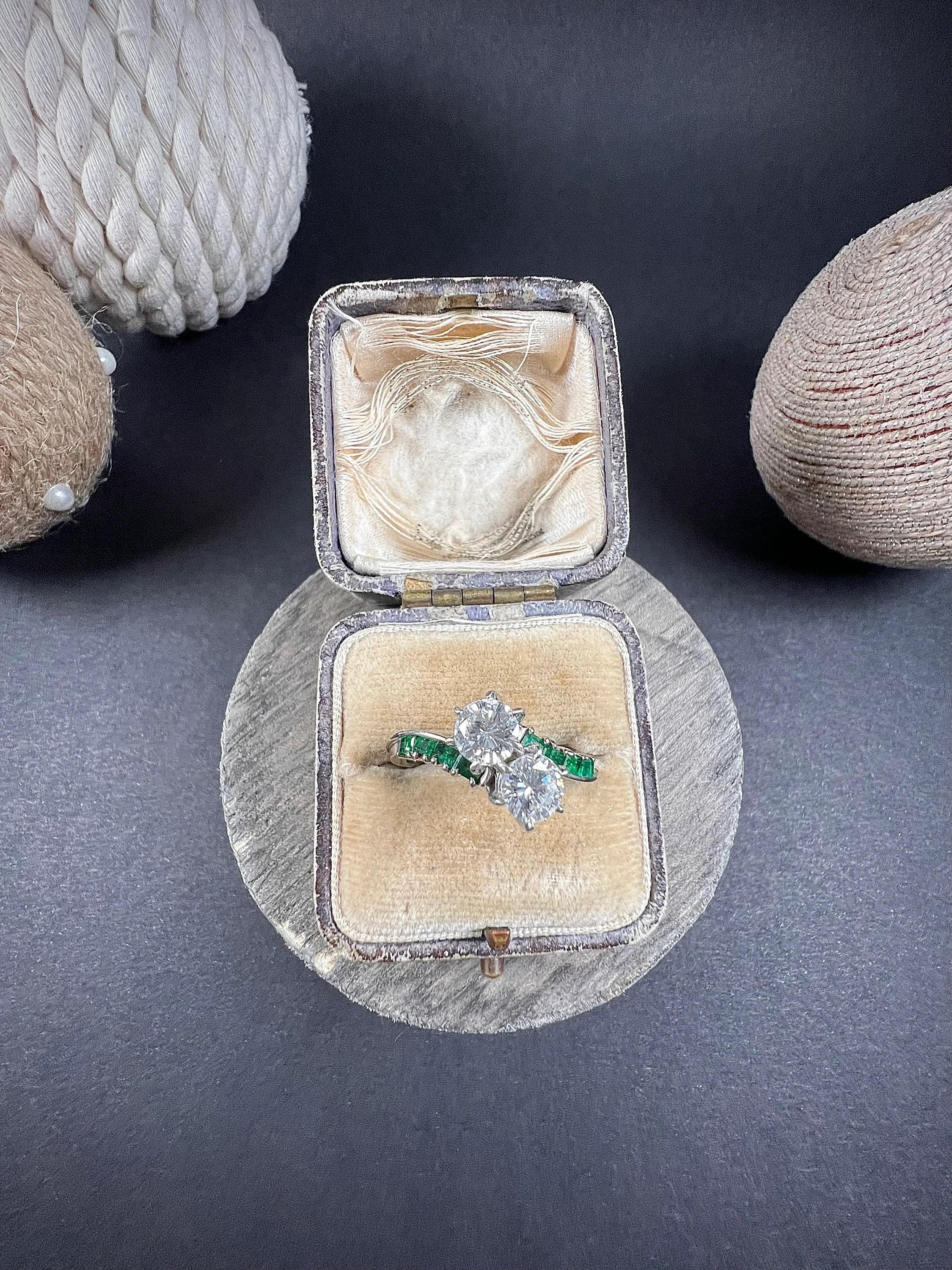 Bague française ancienne Moi et Toi des années 1920, en platine, émeraude et diamants en vente 3