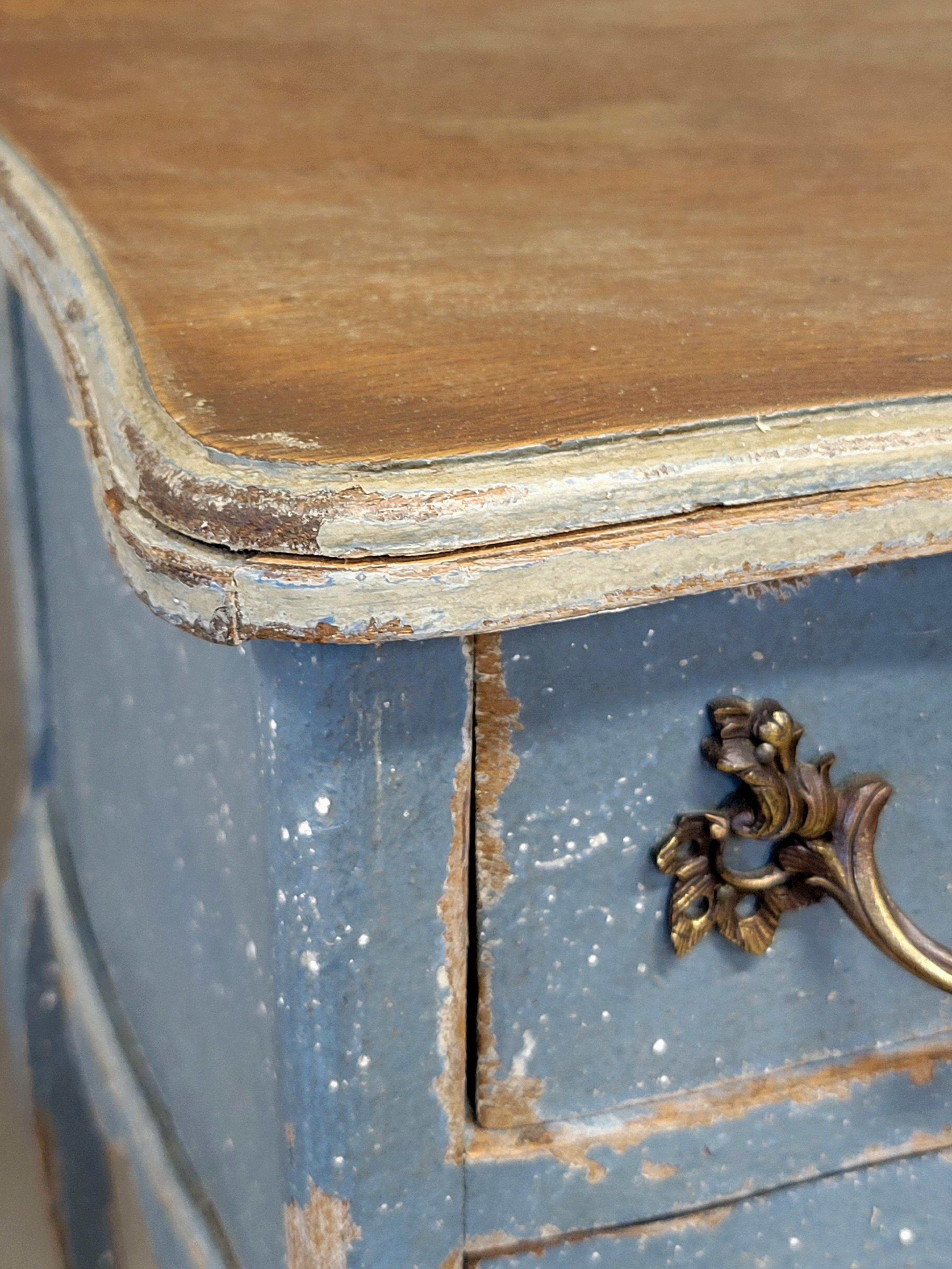 Antique French 1920s Provincial Louis XV Style Painted Commode (Commodo dipinto in stile Luigi XV) in vendita 4