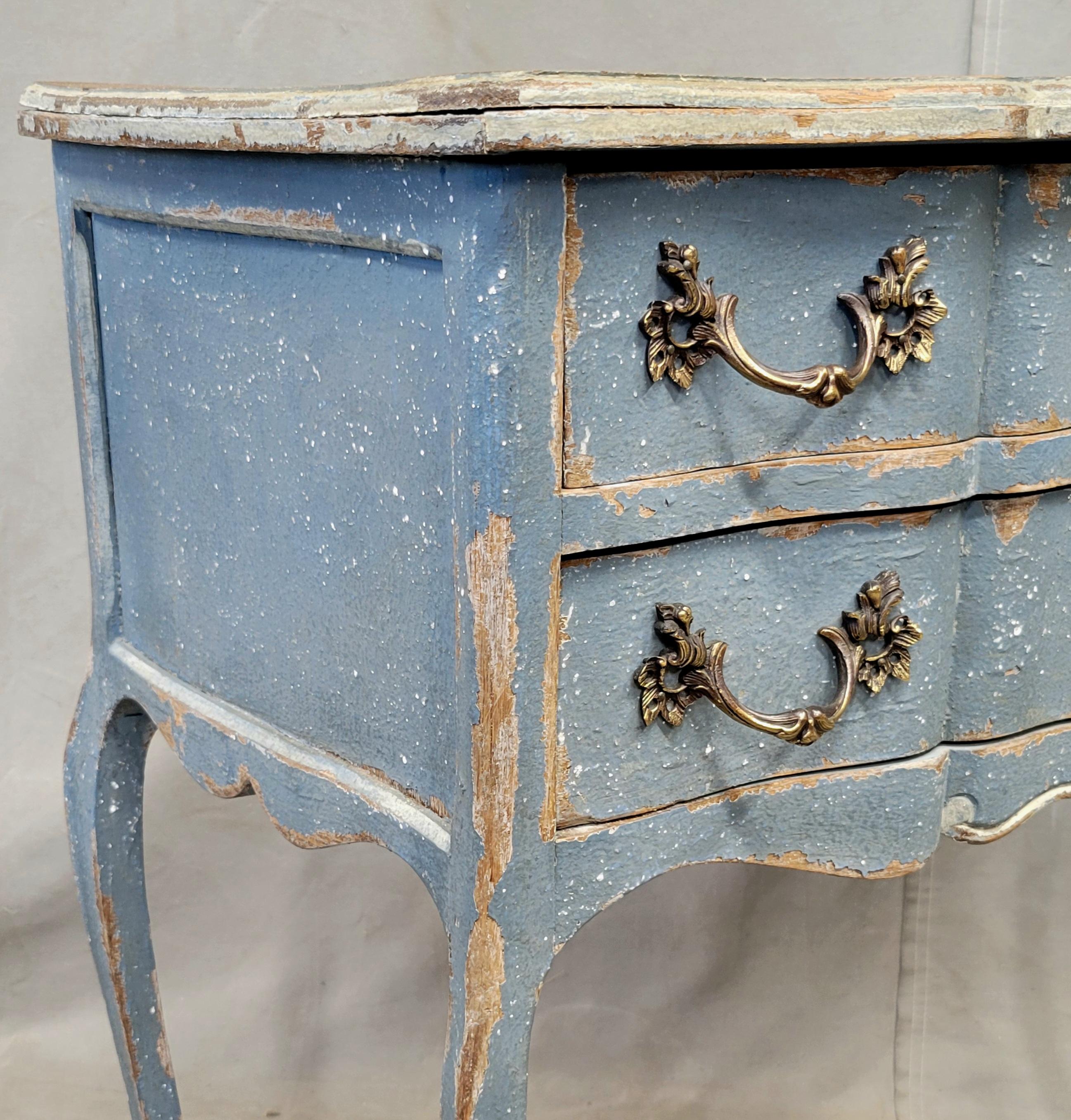 Fatto a mano Antique French 1920s Provincial Louis XV Style Painted Commode (Commodo dipinto in stile Luigi XV) in vendita
