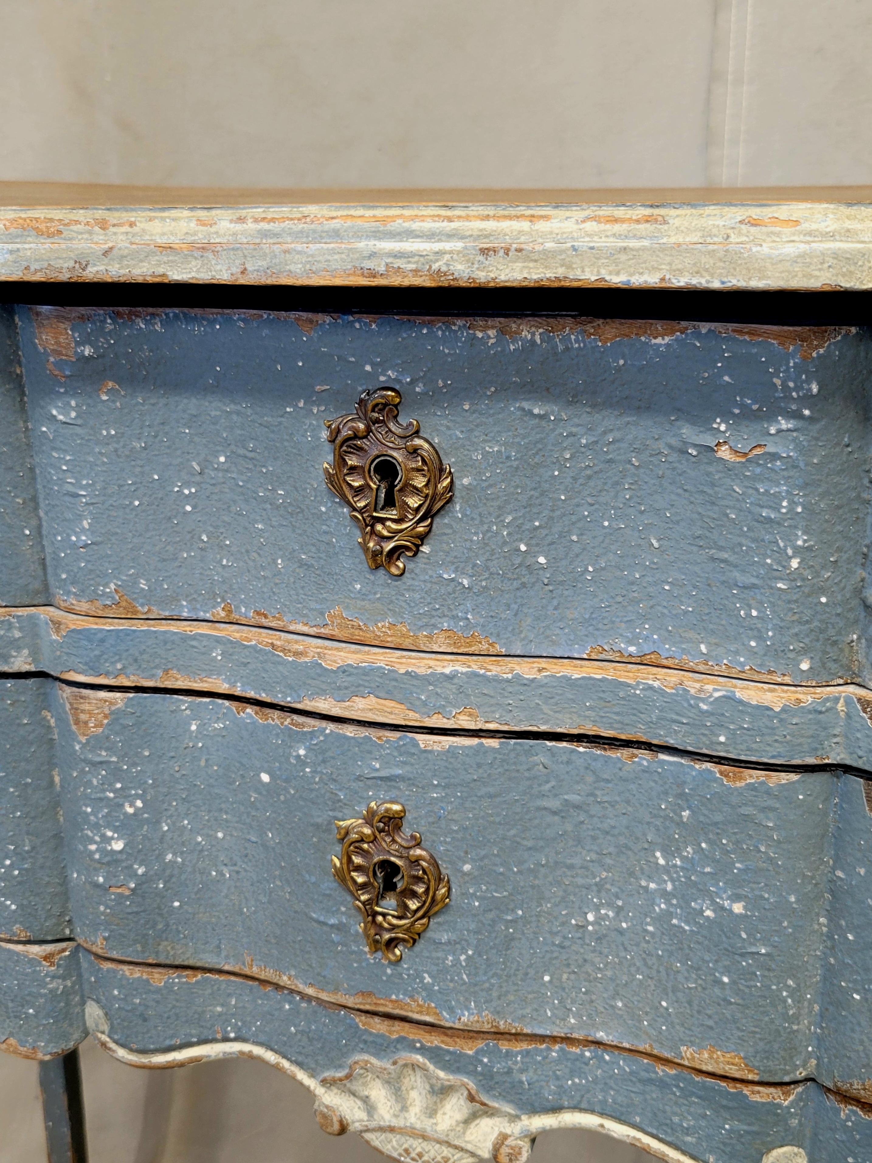 Antique French 1920s Provincial Louis XV Style Painted Commode (Commodo dipinto in stile Luigi XV) In condizioni buone in vendita a Centennial, CO