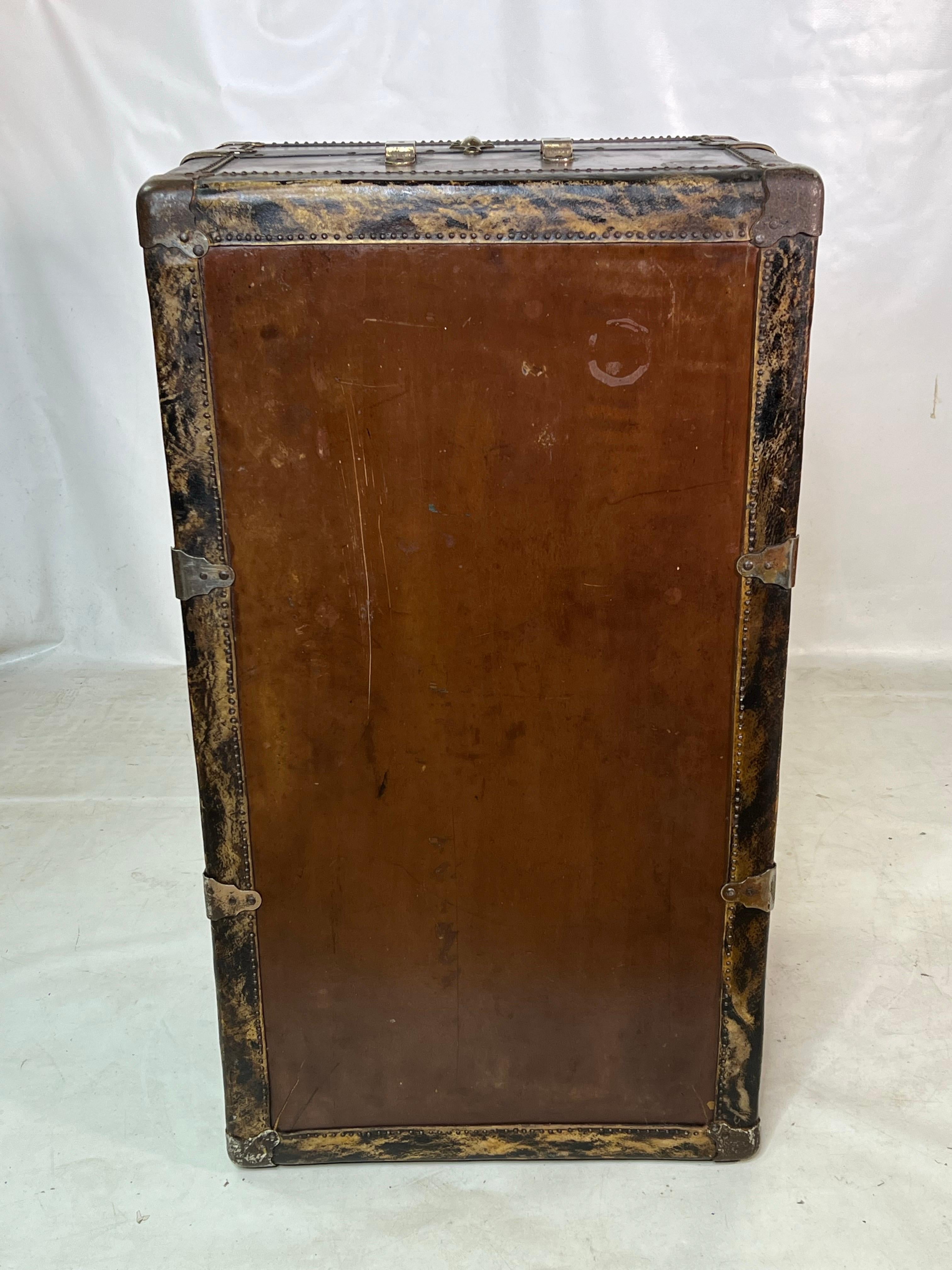 Antique 1920s Henry Likly Standing Wardrobe Steamer Trunk In Good Condition For Sale In Esperance, NY