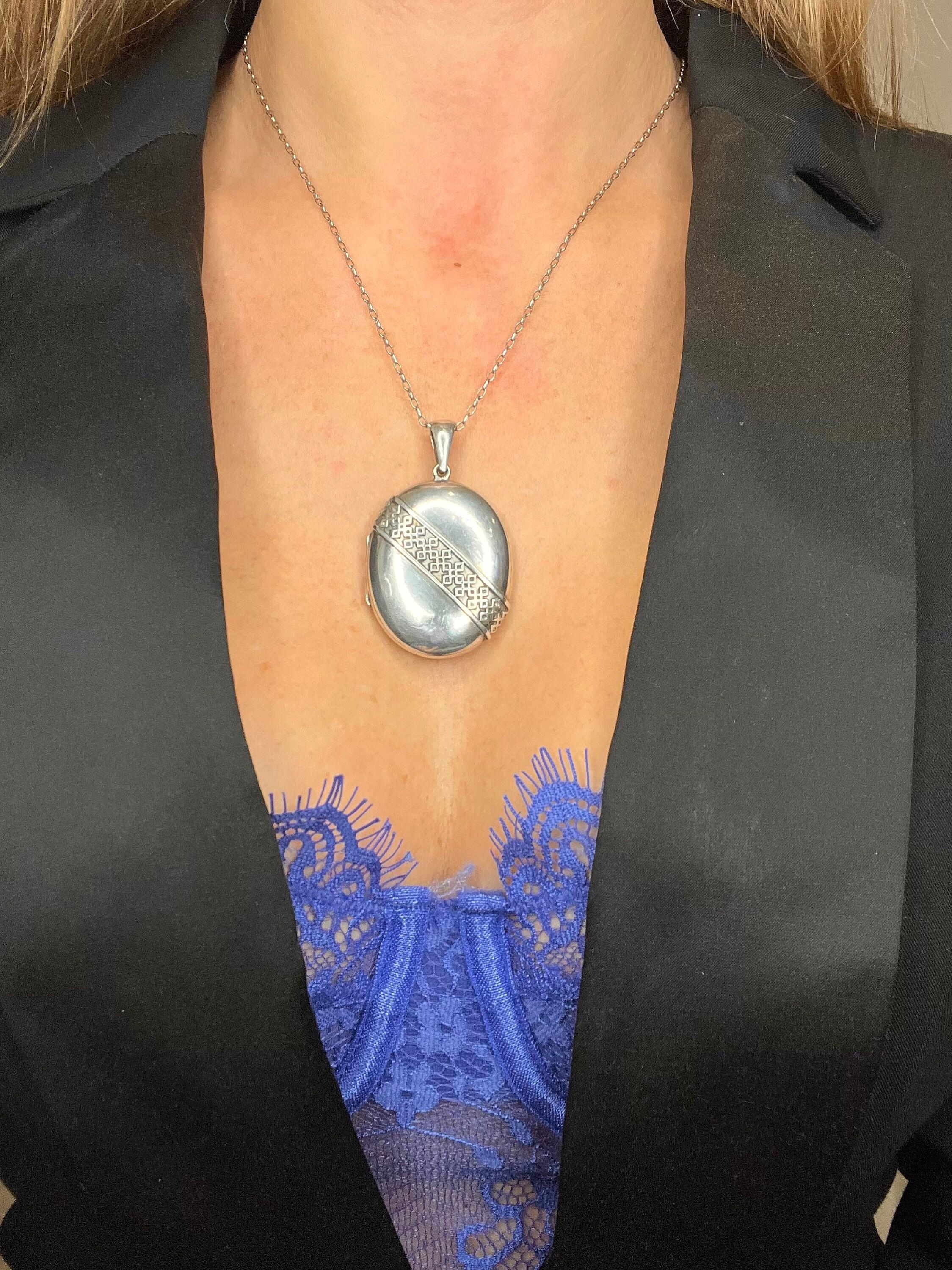 Antico medaglione ovale in argento del 1920 In condizioni buone in vendita a Brighton, GB