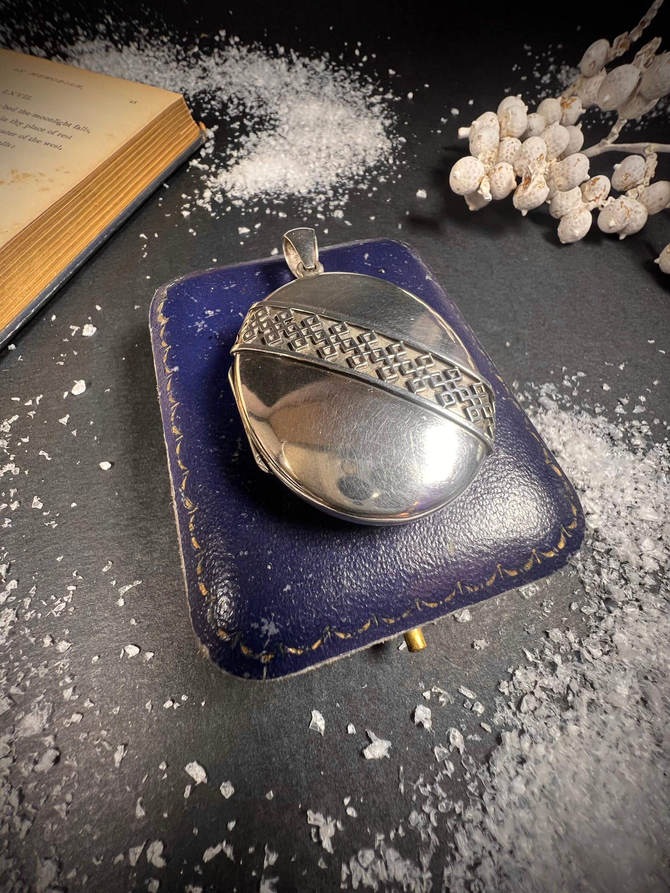 Antico medaglione ovale in argento del 1920 in vendita 1