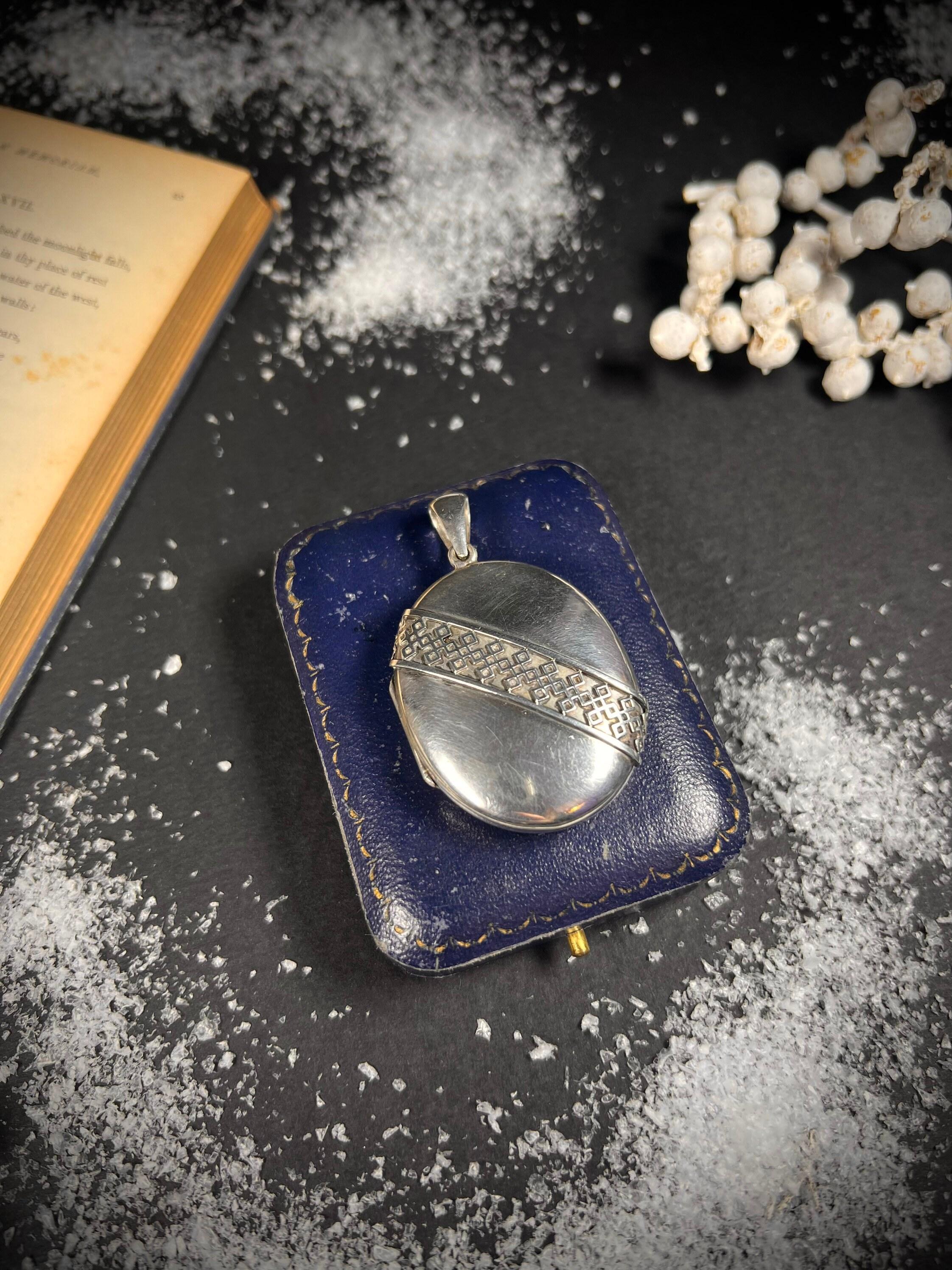 Antico medaglione ovale in argento del 1920 in vendita 4