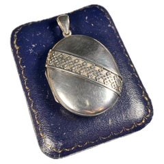 Antiguo relicario ovalado de plata de 1920