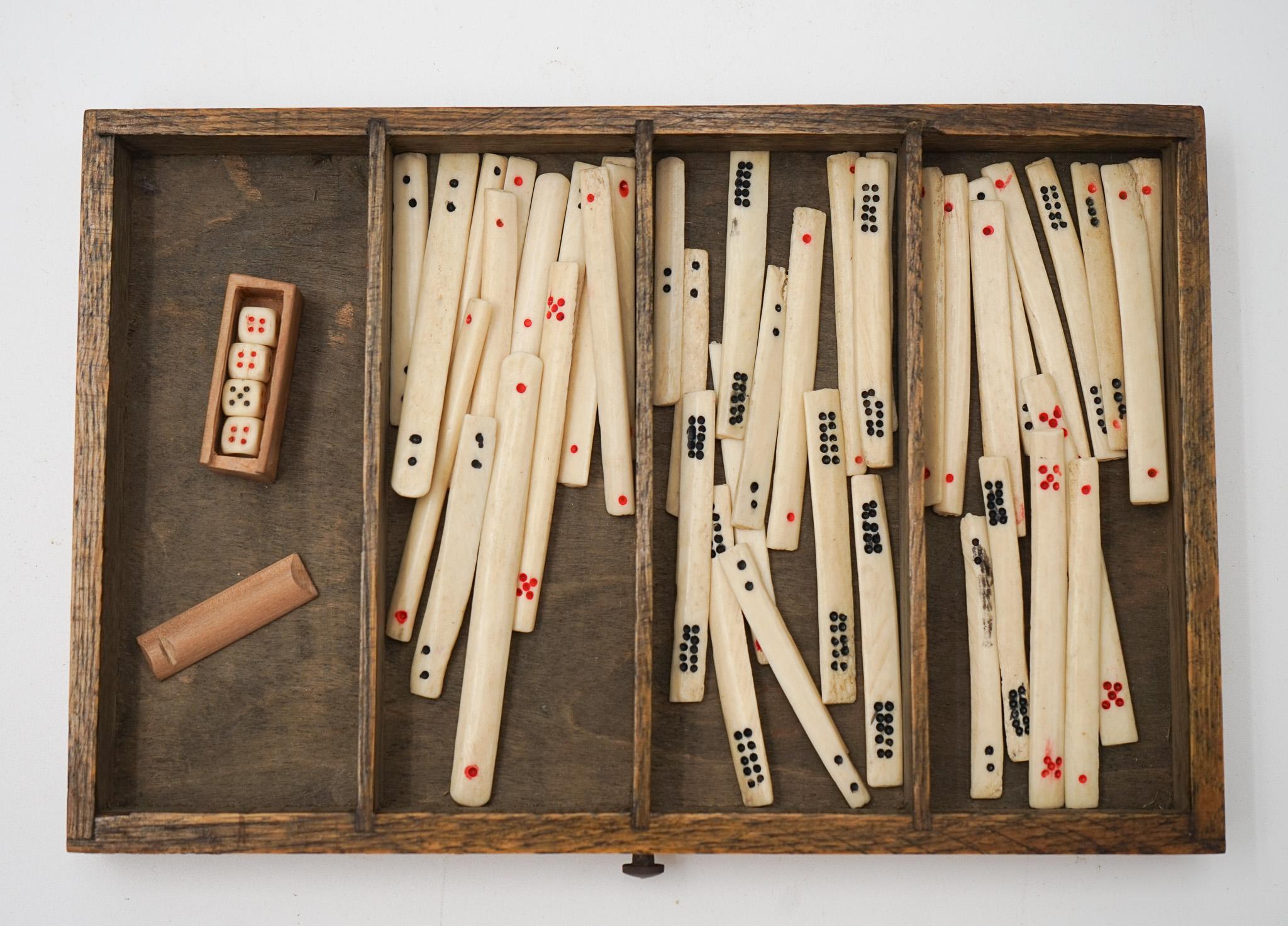 ANTIQUE 1920'S MAHJONG SET WITH ORIGINAL WOODEN BOX BONE & BAMBOO 144 TiLES en vente 4