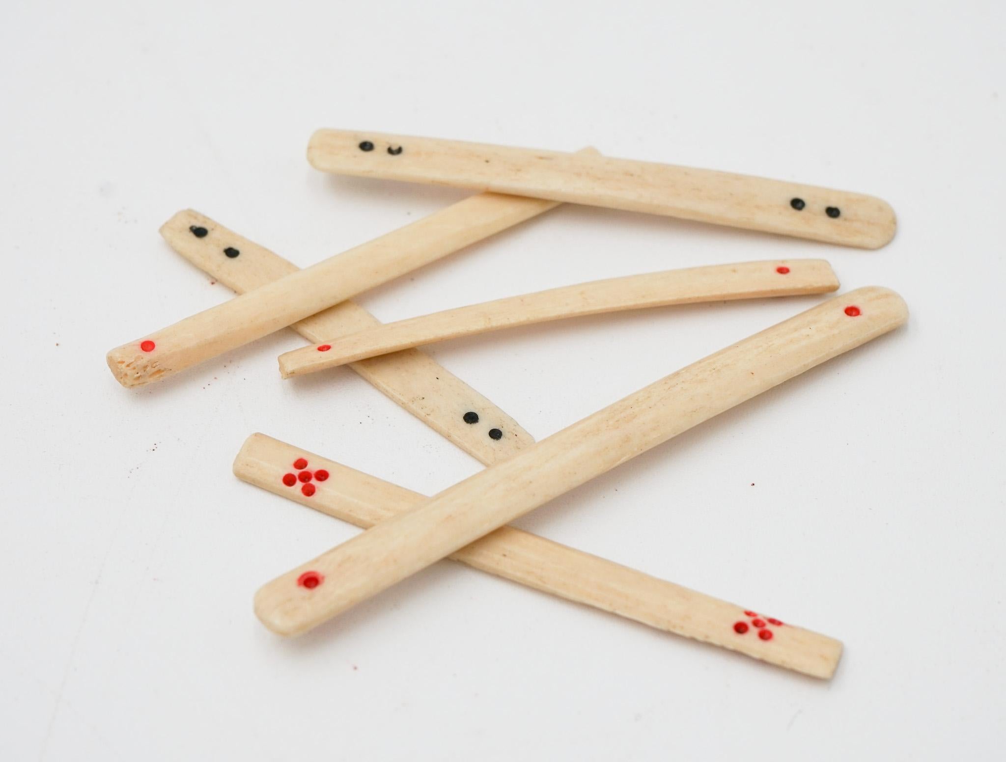 ANTIQUE 1920'S MAHJONG SET WITH ORIGINAL WOODEN BOX BONE & BAMBOO 144 TiLES en vente 6