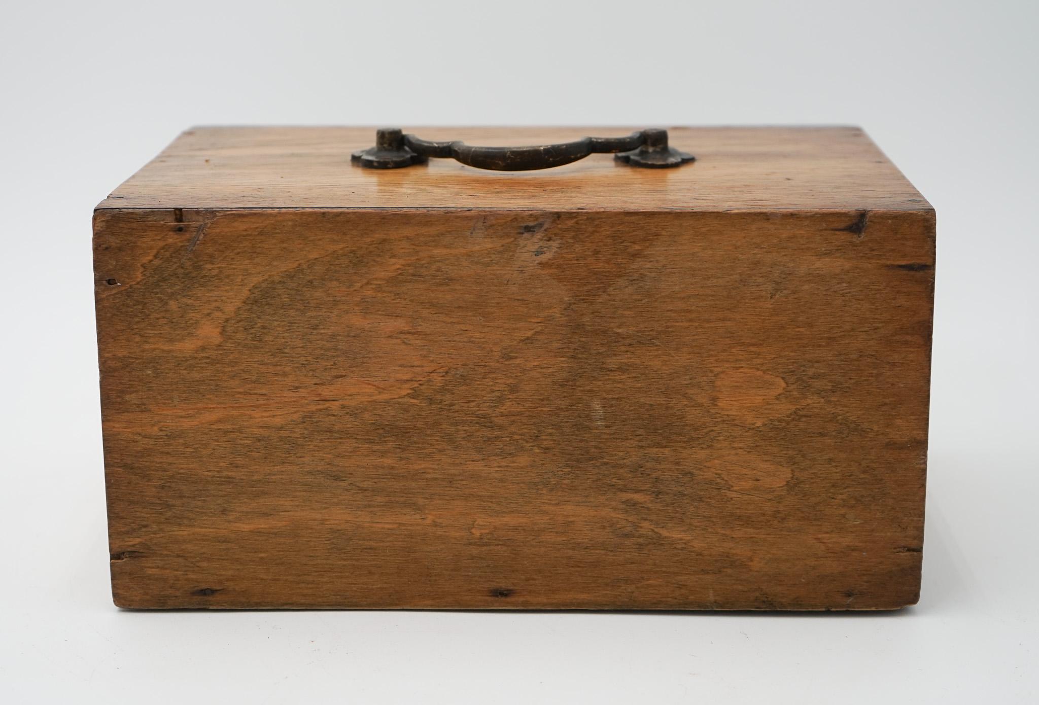 ANTIQUE 1920'S MAHJONG SET WITH ORIGINAL WOODEN BOX BONE & BAMBOO 144 TiLES en vente 8