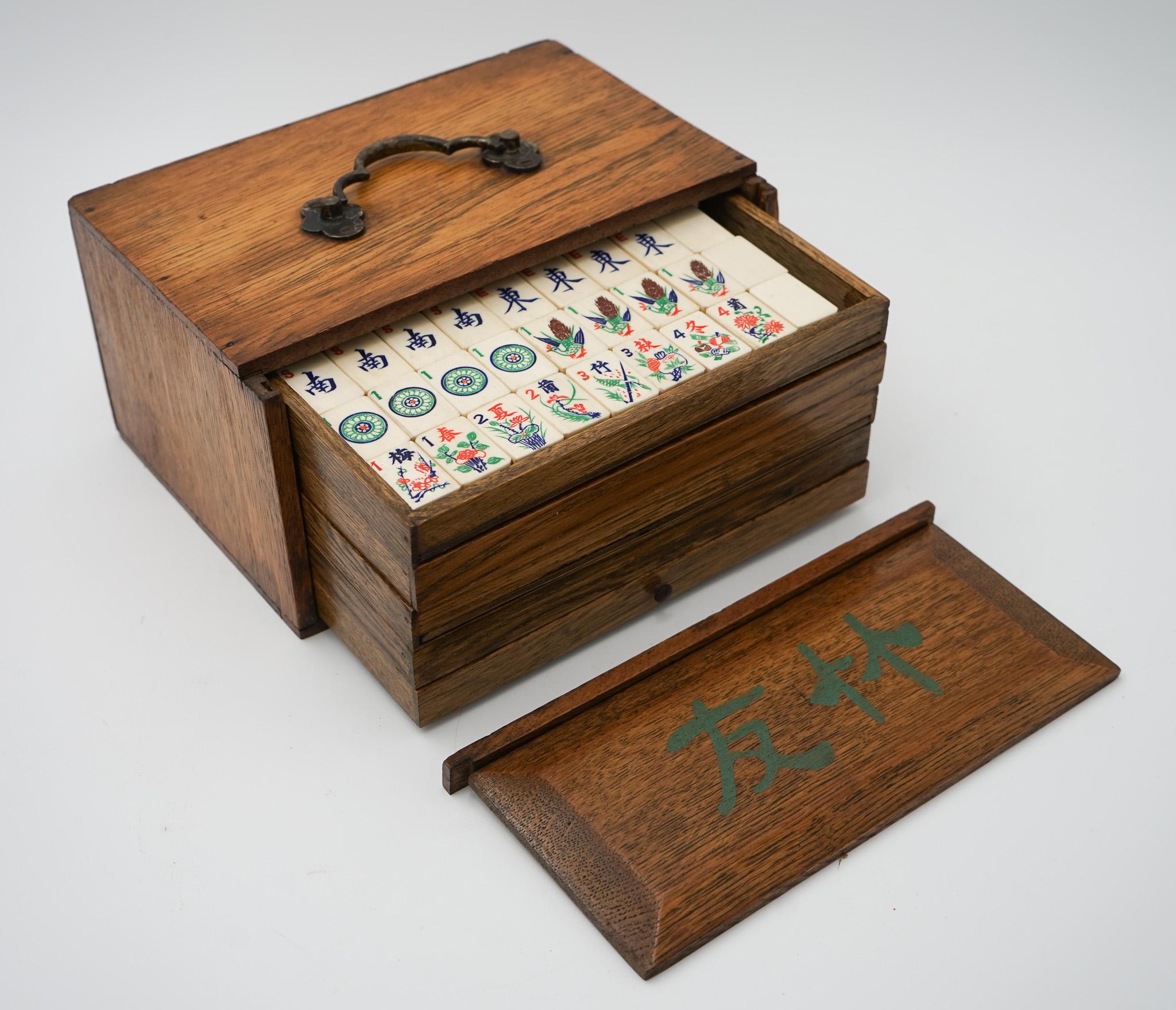 Chinois ANTIQUE 1920'S MAHJONG SET WITH ORIGINAL WOODEN BOX BONE & BAMBOO 144 TiLES en vente