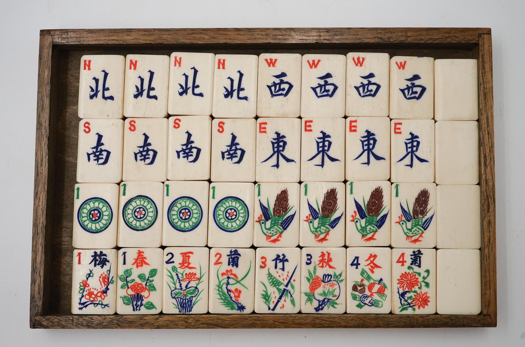 Chêne ANTIQUE 1920'S MAHJONG SET WITH ORIGINAL WOODEN BOX BONE & BAMBOO 144 TiLES en vente