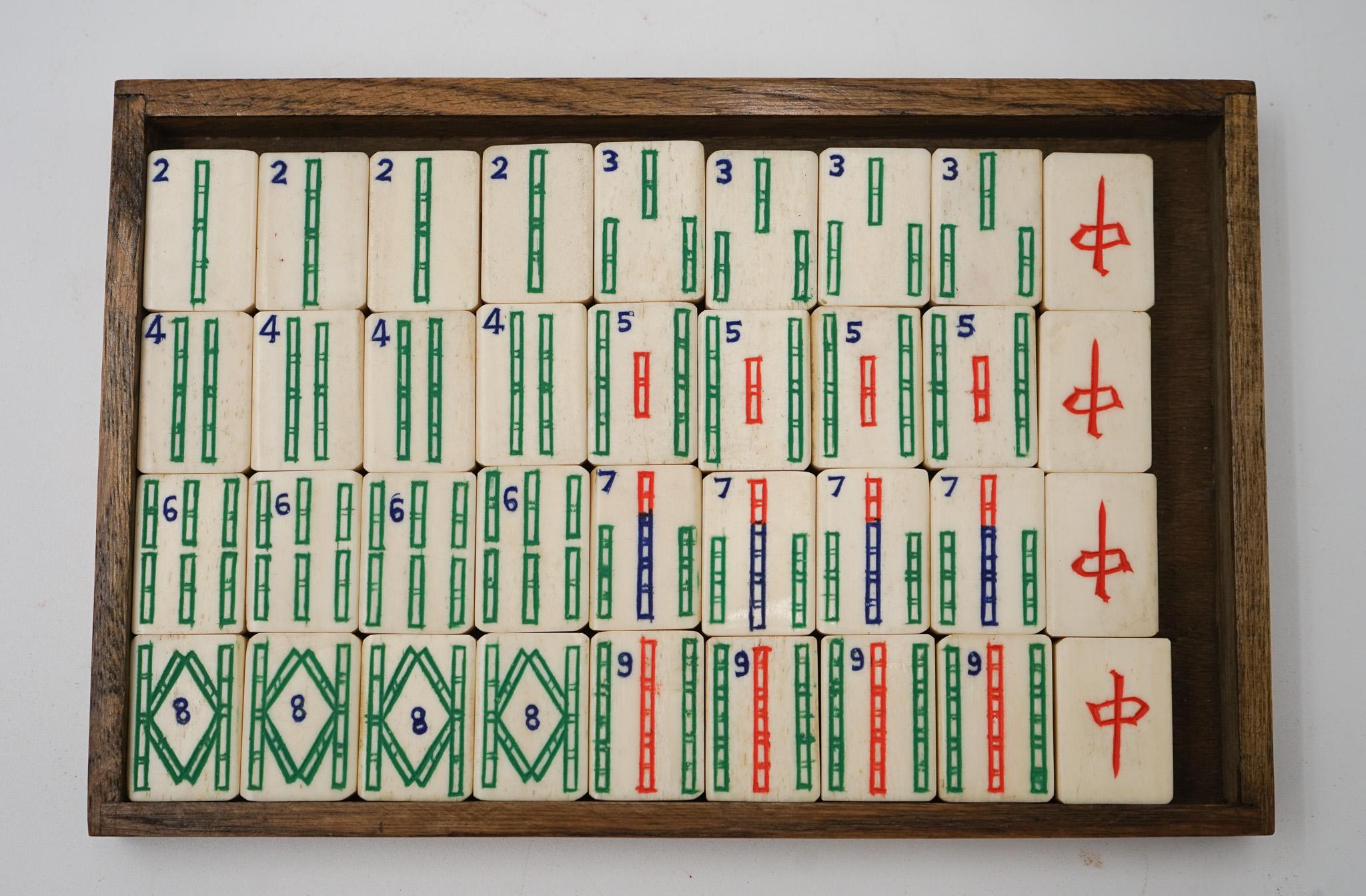 ANTIQUE 1920'S MAHJONG SET WITH ORIGINAL WOODEN BOX BONE & BAMBOO 144 TiLES en vente 2