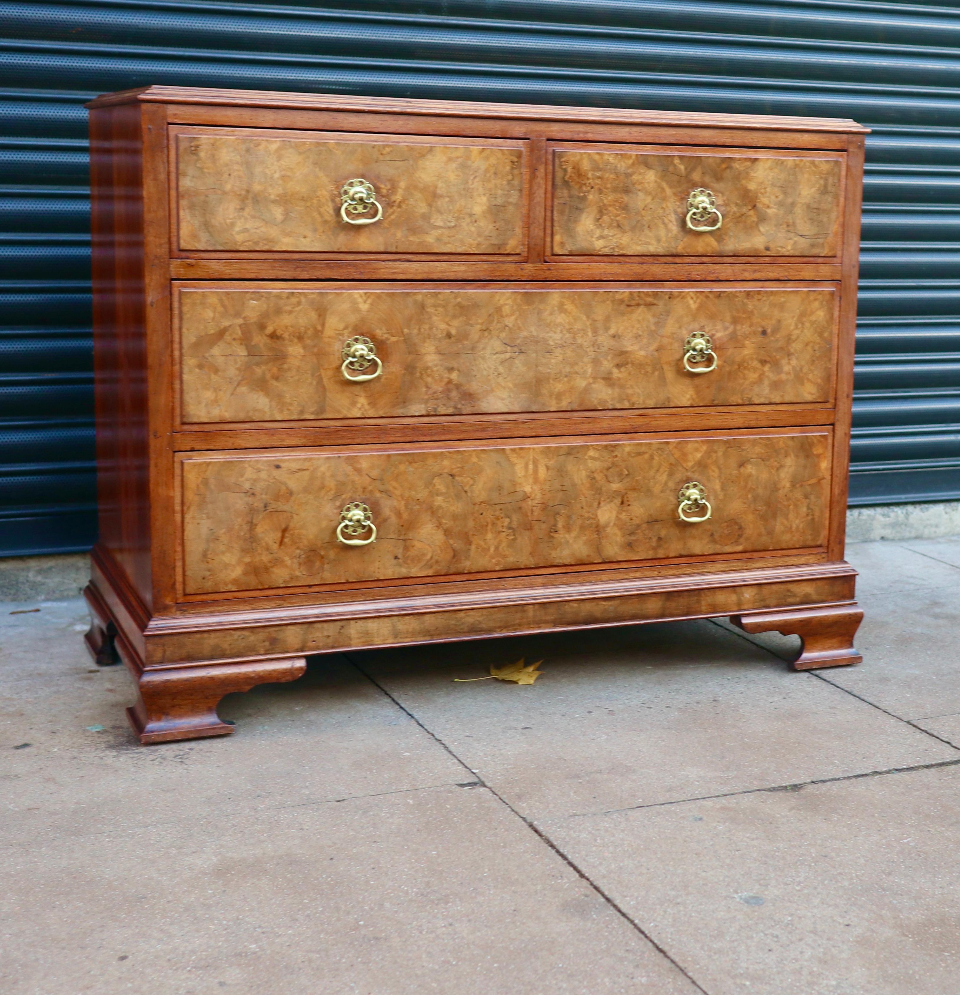 Antique 1920s Mahogany & burr Walnut Chest Of four Drawers For Sale 3
