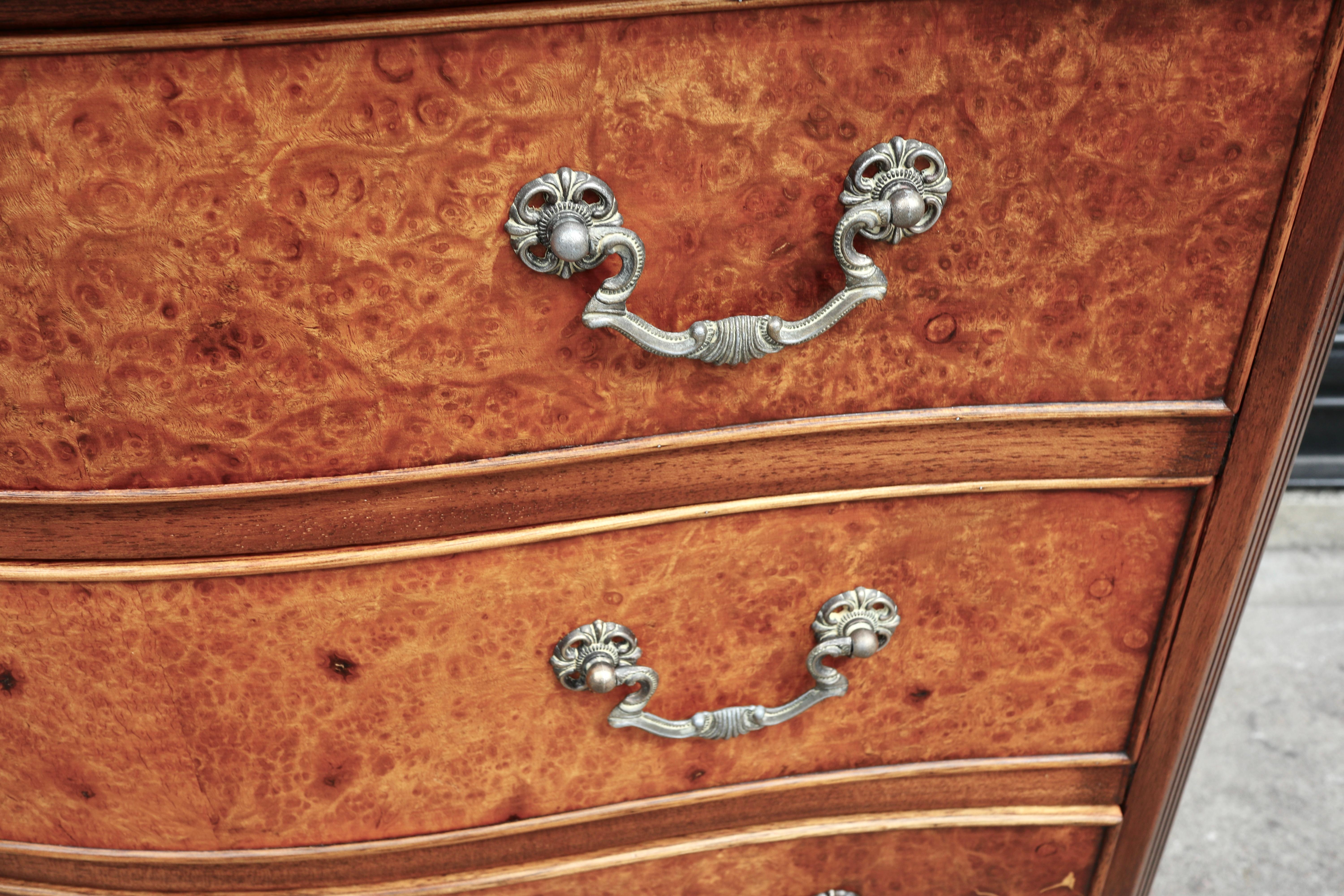 Antique 1920s Mahogany & burr Walnut Serpentine Chest Of four Drawers For Sale 4