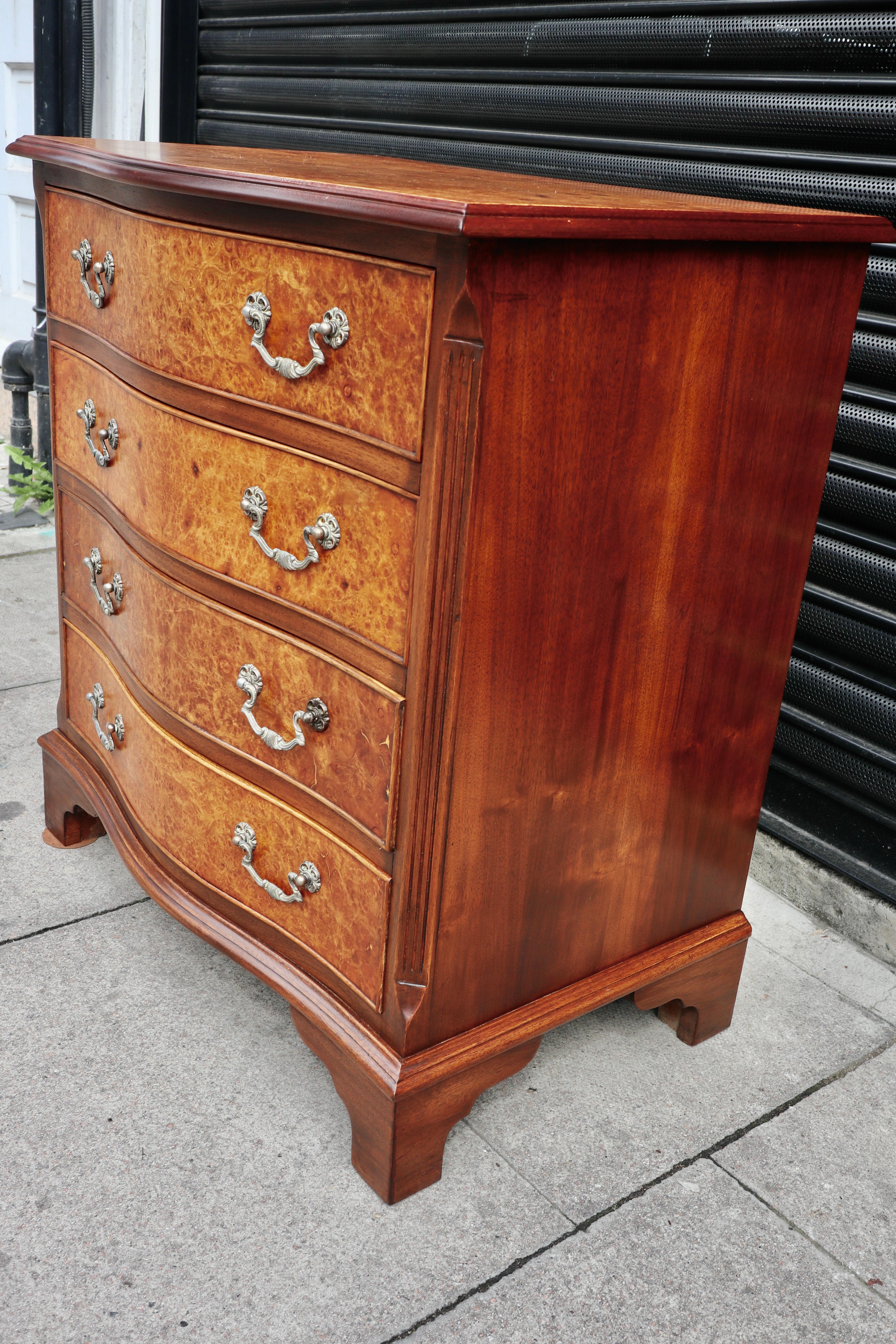 Antique 1920s Mahogany & burr Walnut Serpentine Chest Of four Drawers For Sale 5