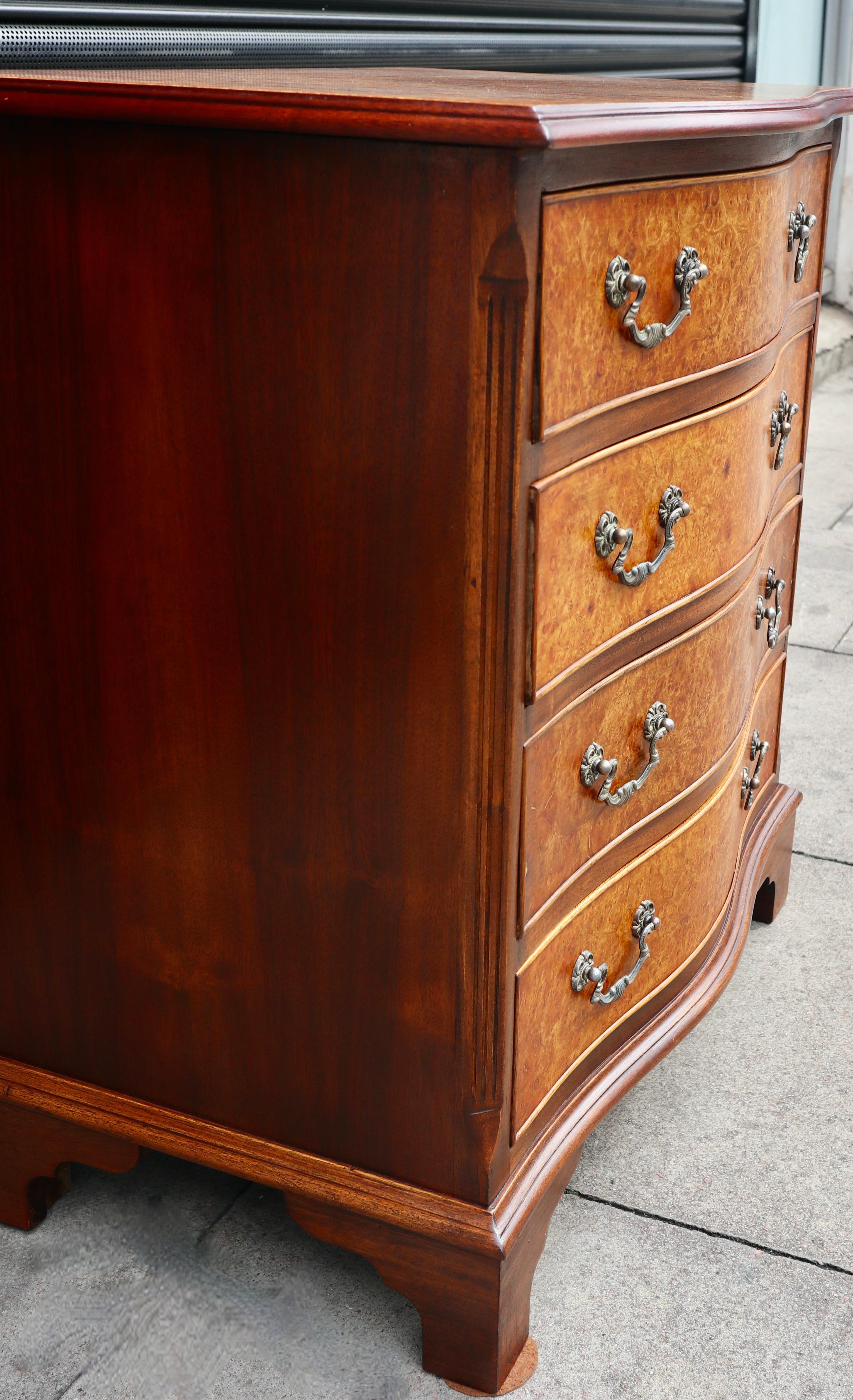 Antique 1920s Mahogany & burr Walnut Serpentine Chest Of four Drawers For Sale 6