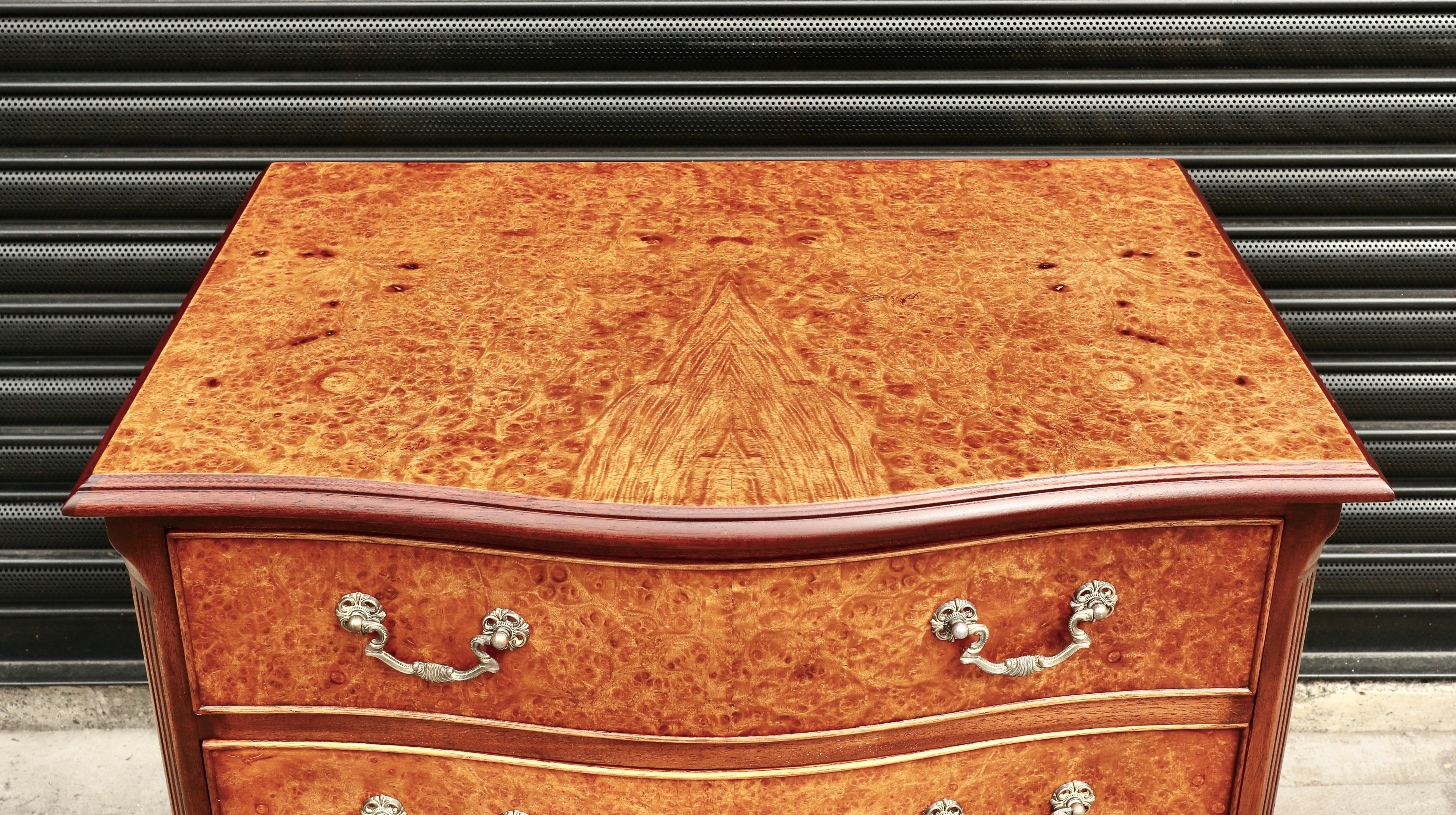 Antique 1920s Mahogany & burr Walnut Serpentine Chest Of four Drawers For Sale 7