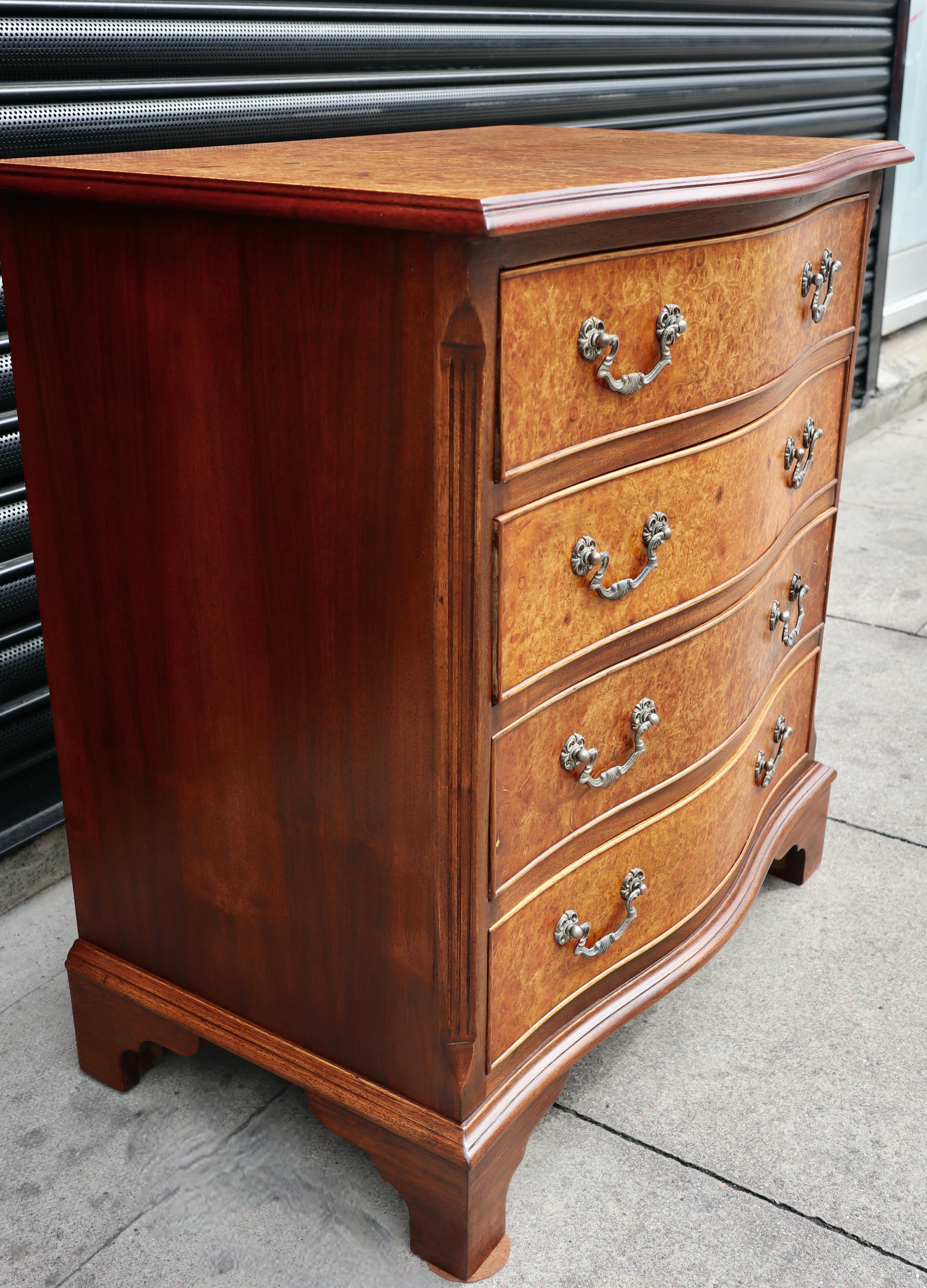 Antique 1920s Mahogany & burr Walnut Serpentine Chest Of four Drawers For Sale 9