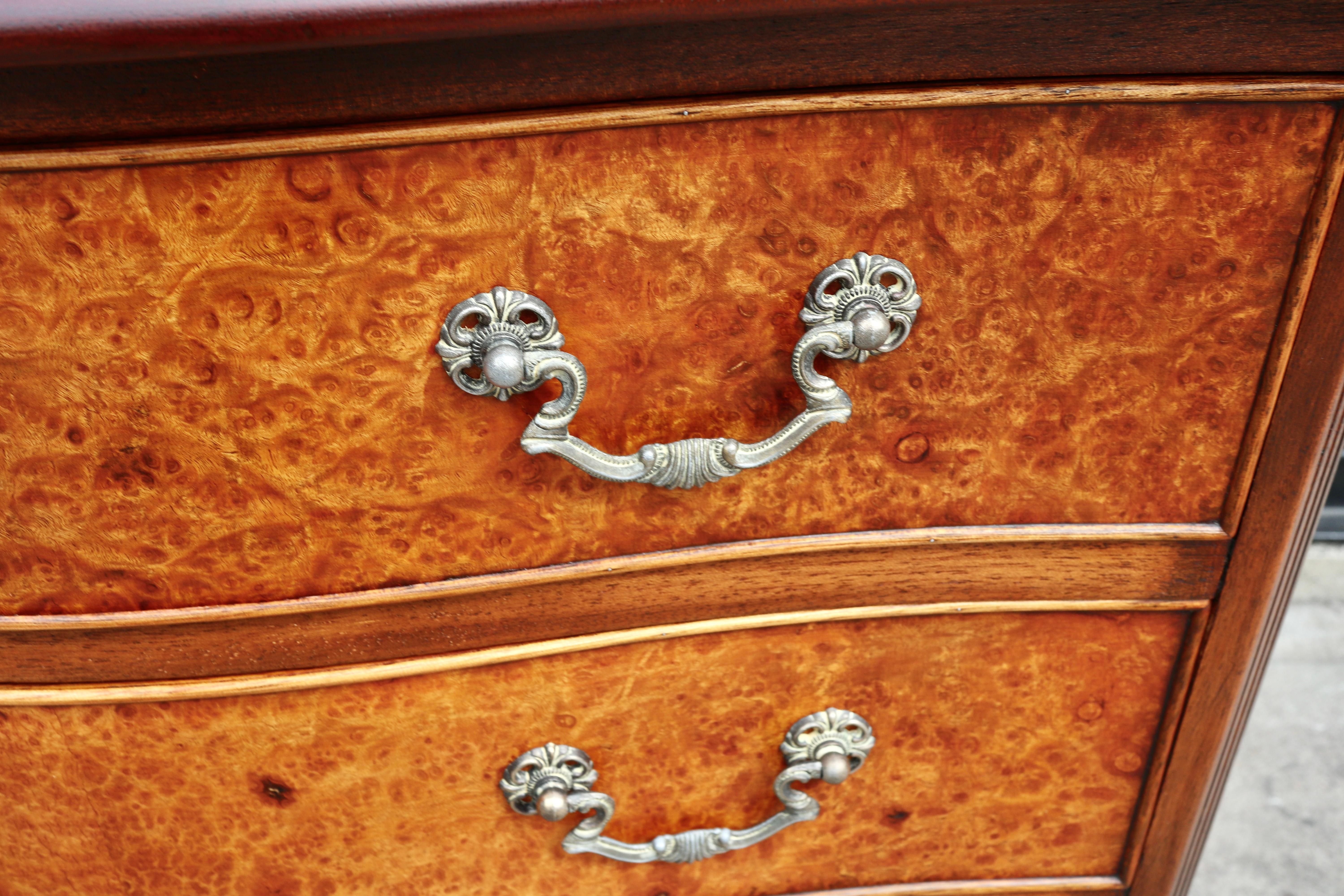 Antique 1920s Mahogany & burr Walnut Serpentine Chest Of four Drawers For Sale 10