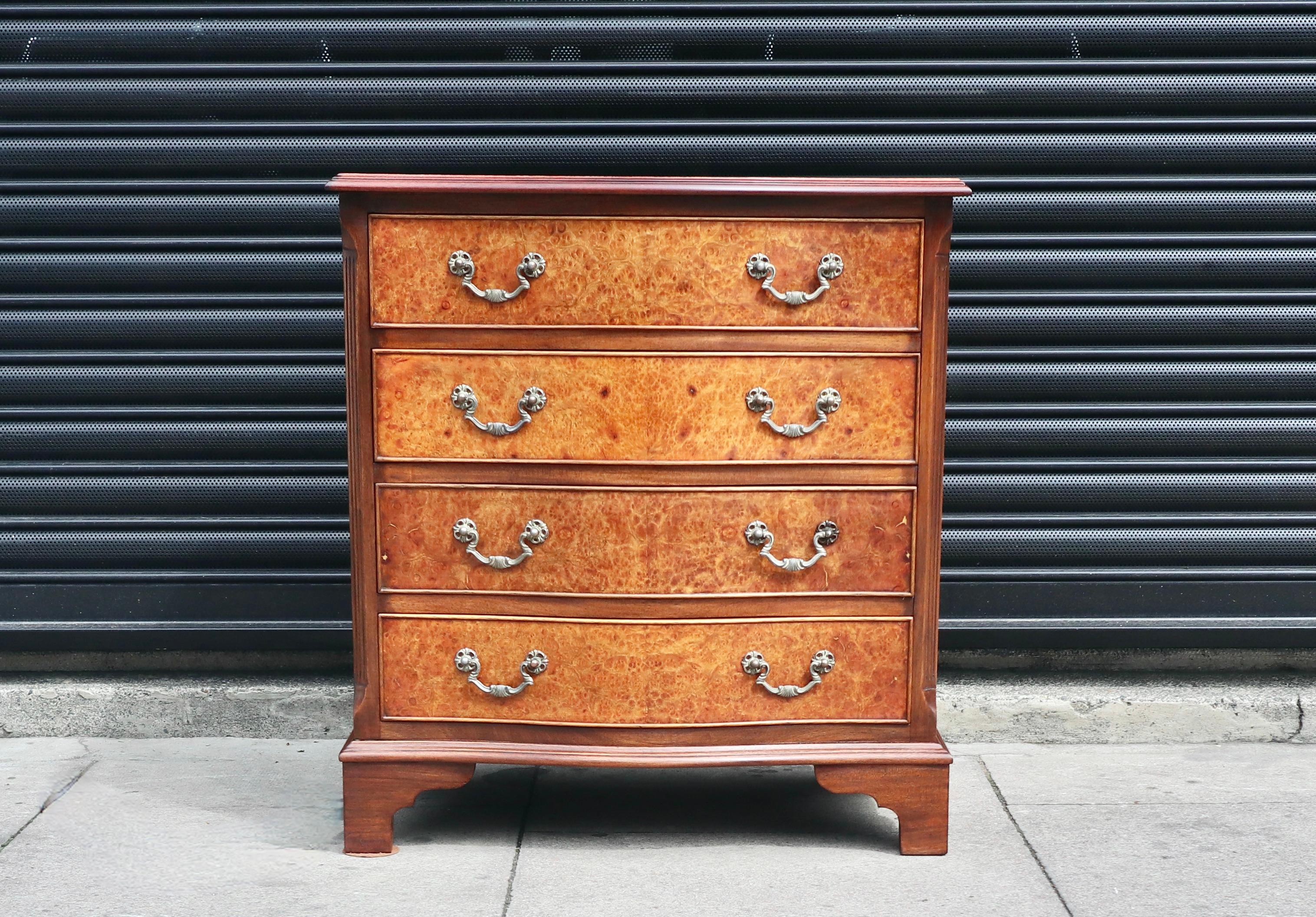Antique 1920s Mahogany & burr Walnut Serpentine Chest Of four Drawers For Sale 11