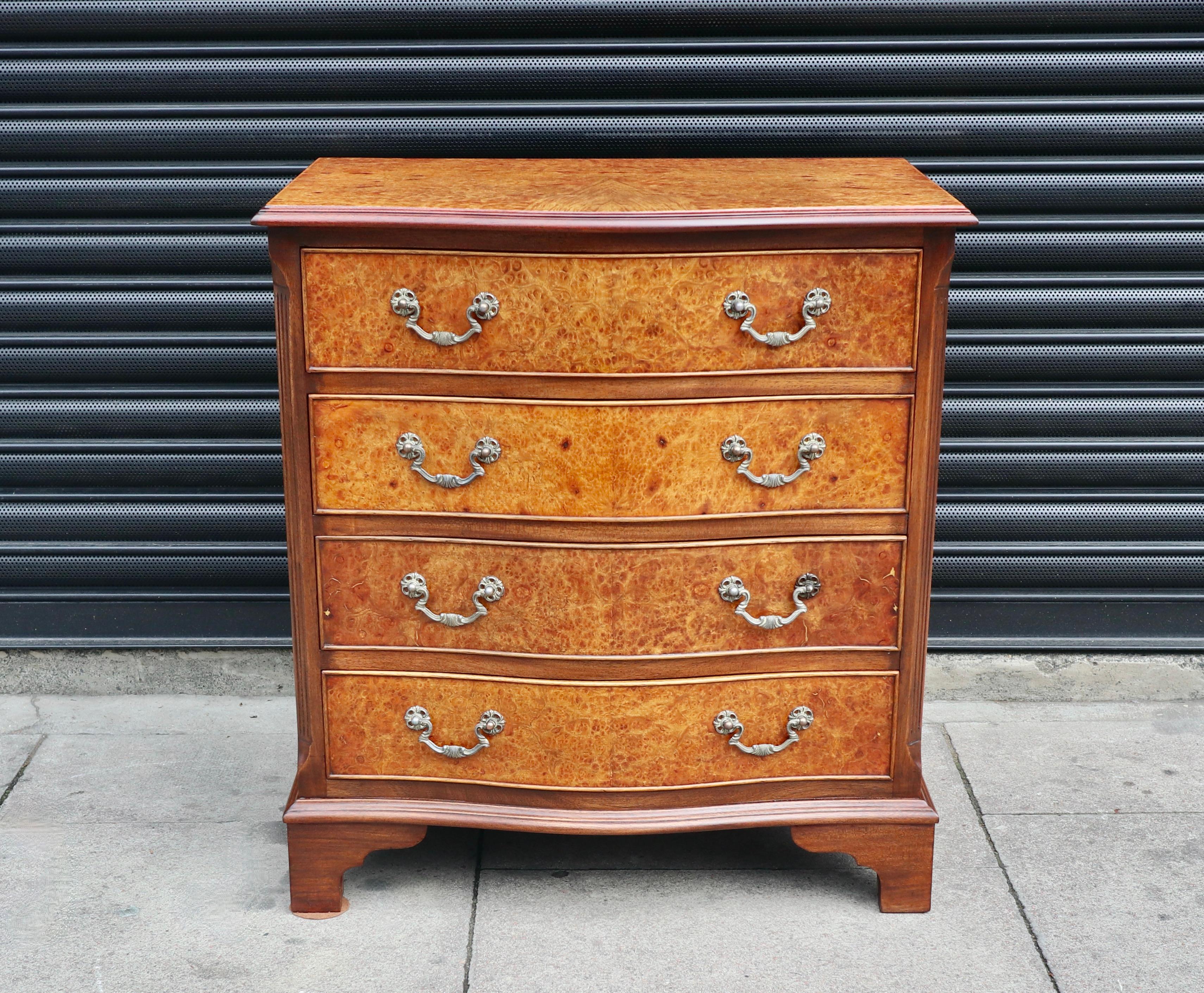 Antique 1920s Mahogany & burr Walnut Serpentine Chest Of four Drawers For Sale 12