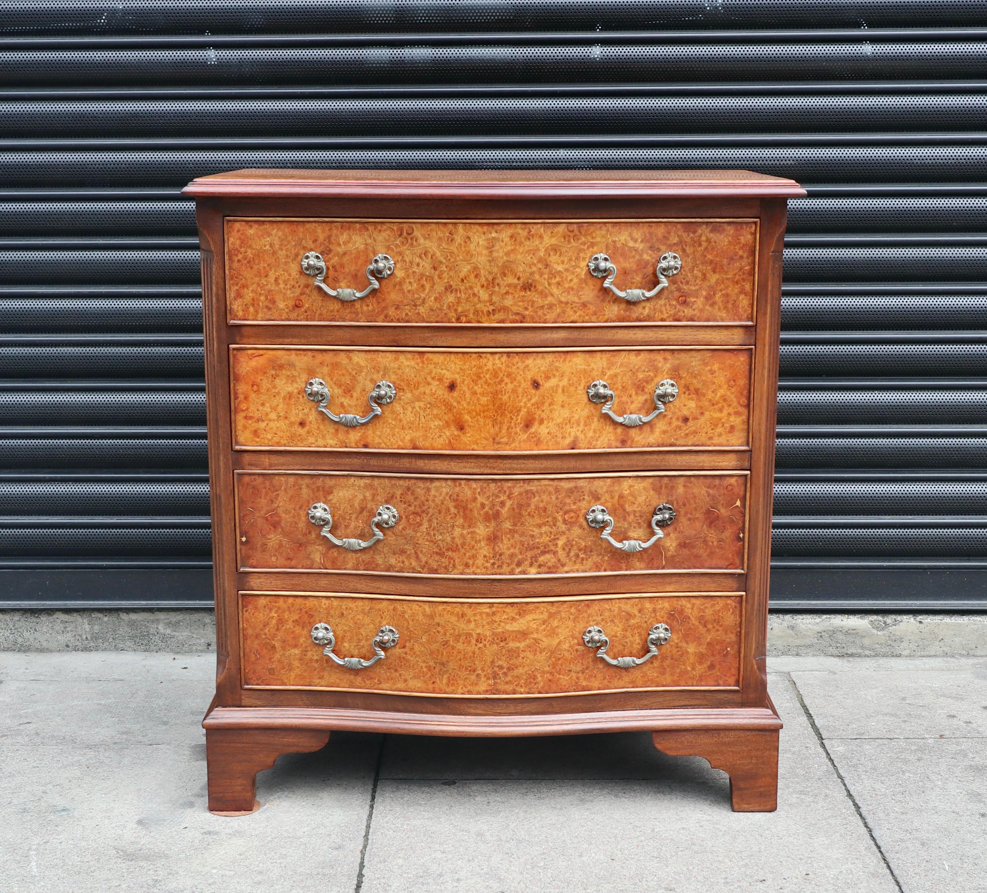 Antique 1920s Mahogany & burr Walnut Serpentine Chest Of four Drawers For Sale 13
