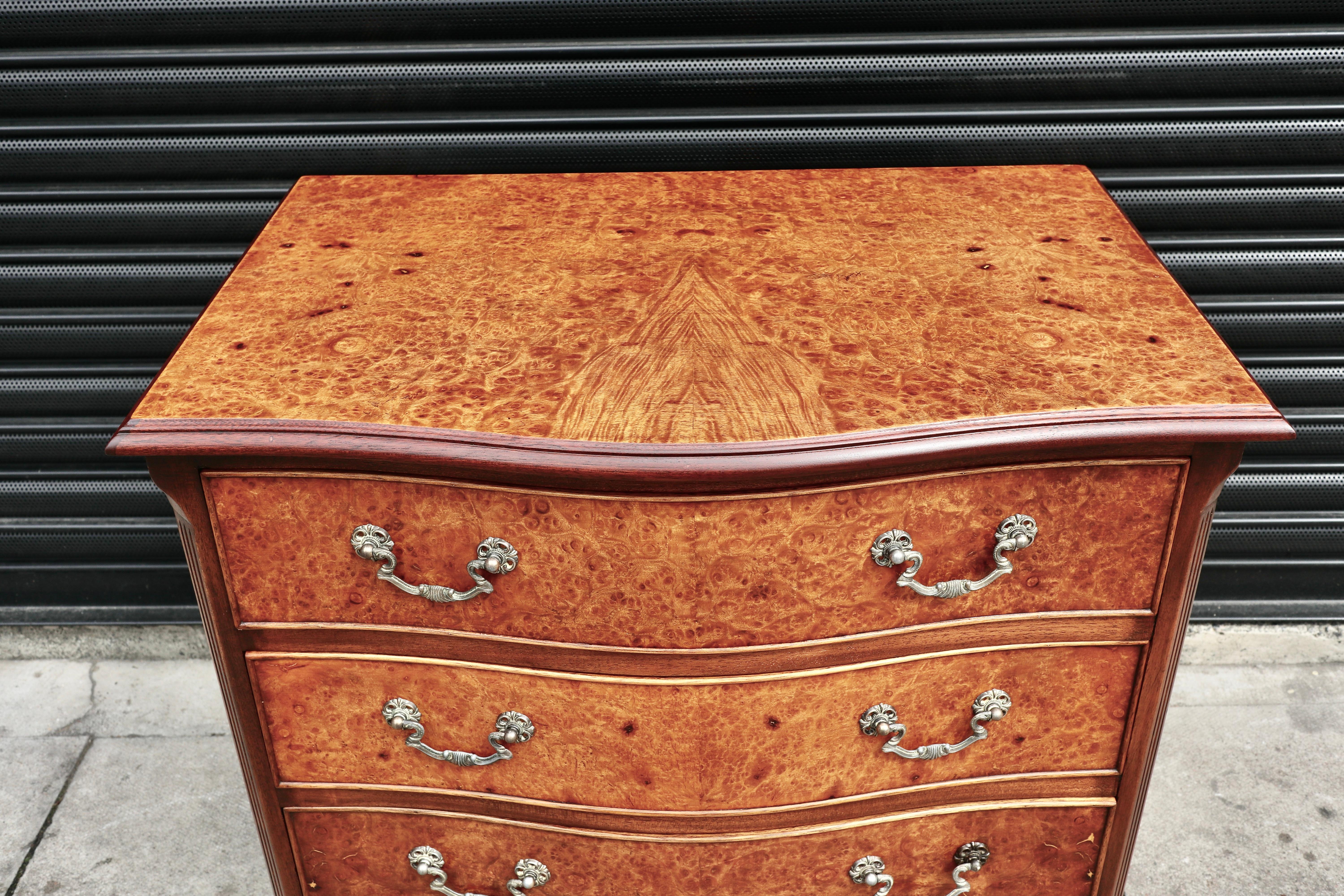 Antique 1920s Mahogany & burr Walnut Serpentine Chest Of four Drawers In Good Condition For Sale In London, GB