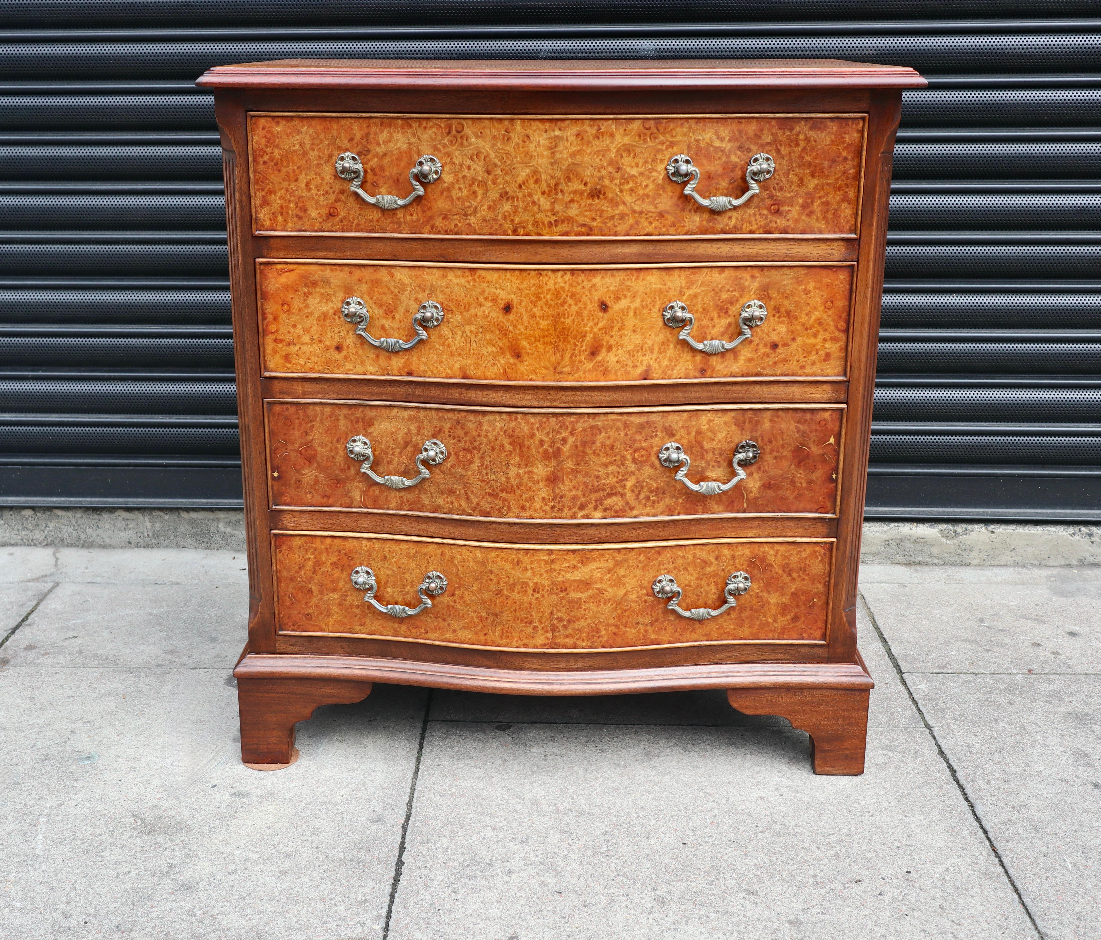 Antique 1920s Mahogany & burr Walnut Serpentine Chest Of four Drawers For Sale 1