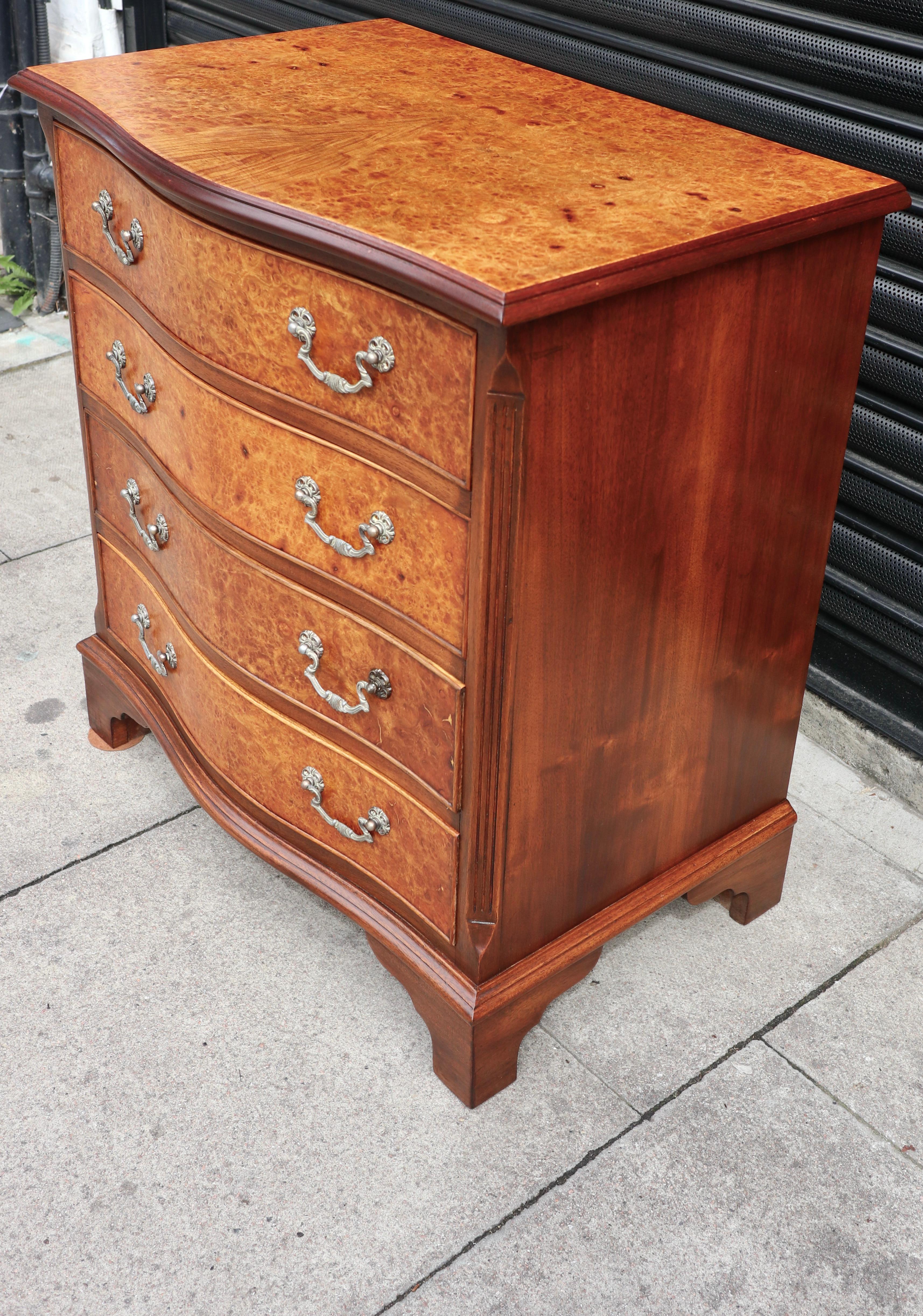 Antique 1920s Mahogany & burr Walnut Serpentine Chest Of four Drawers For Sale 2