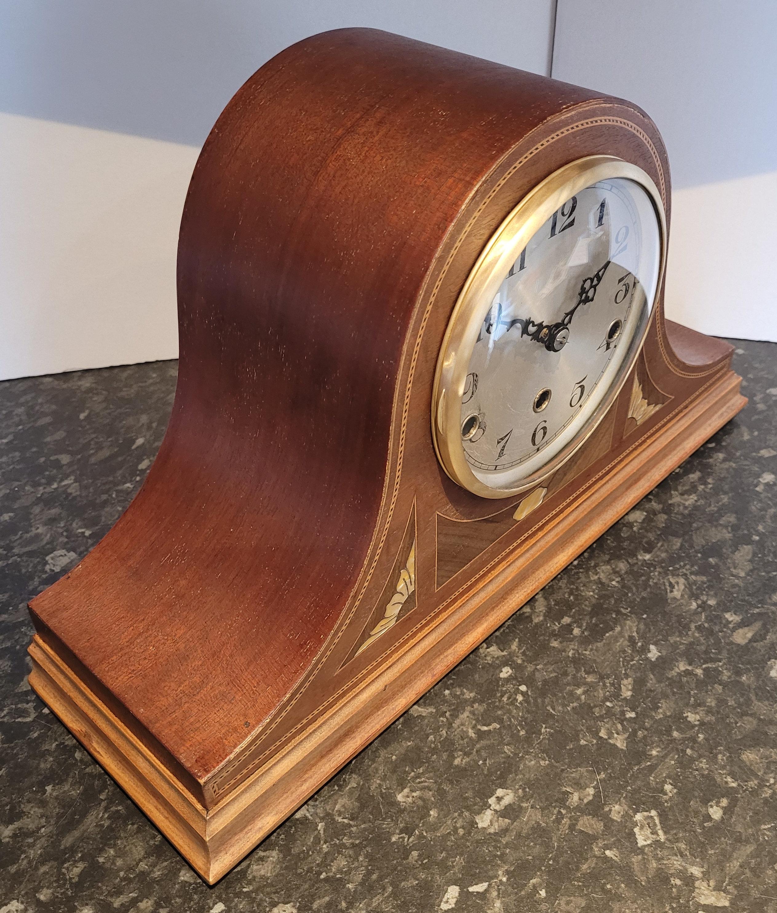 Il s'agit d'une ancienne horloge de cheminée allemande à carillon Westminster datant des années 1920 avec Silence. Il est en excellent état et fonctionne parfaitement. Son corps en acajou en forme de chapeau Napoléon est orné d'incrustations
