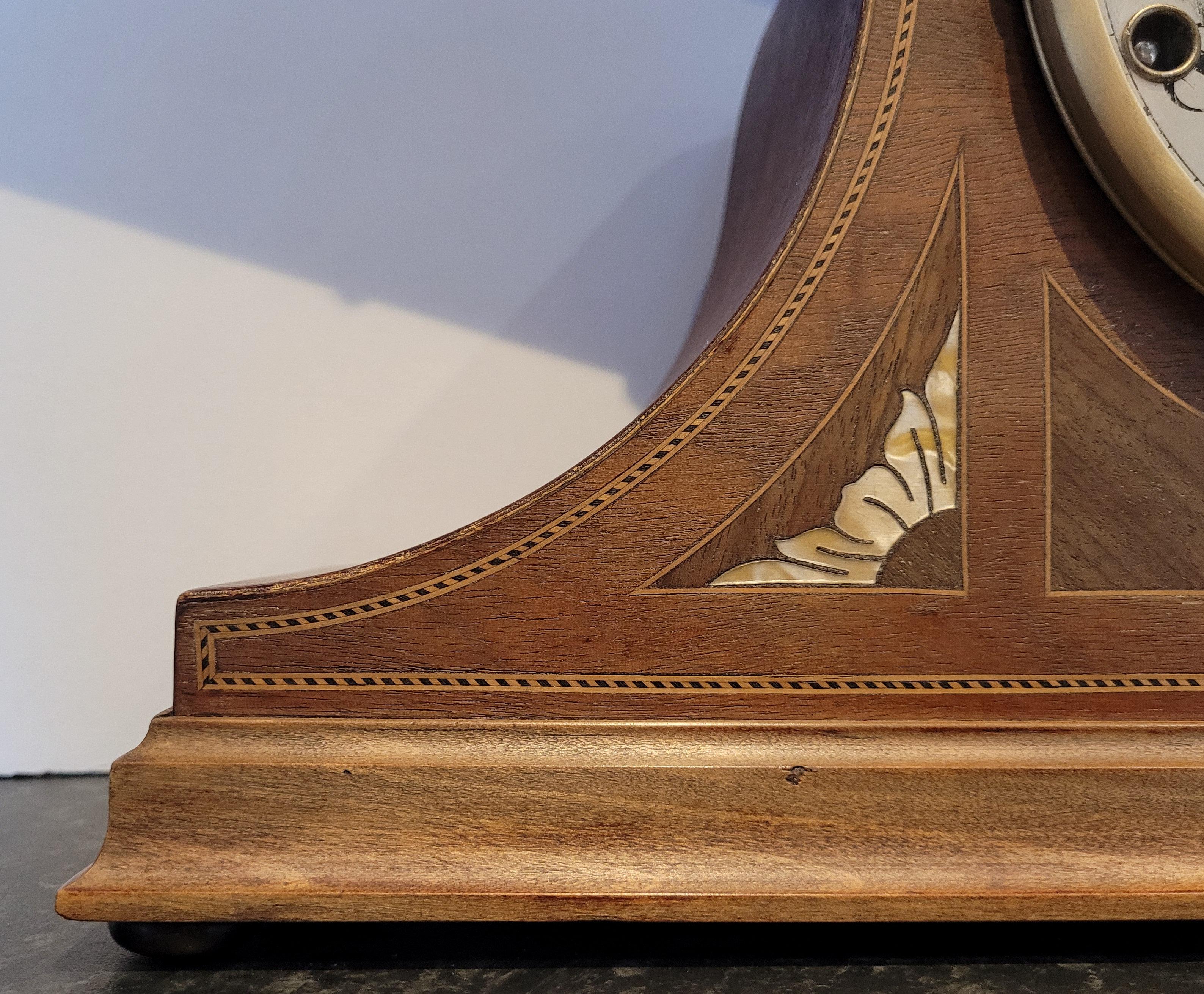 20ième siècle Antiquité 1920 acajou avec nacre Westminster Clocks à carillon (Service) en vente