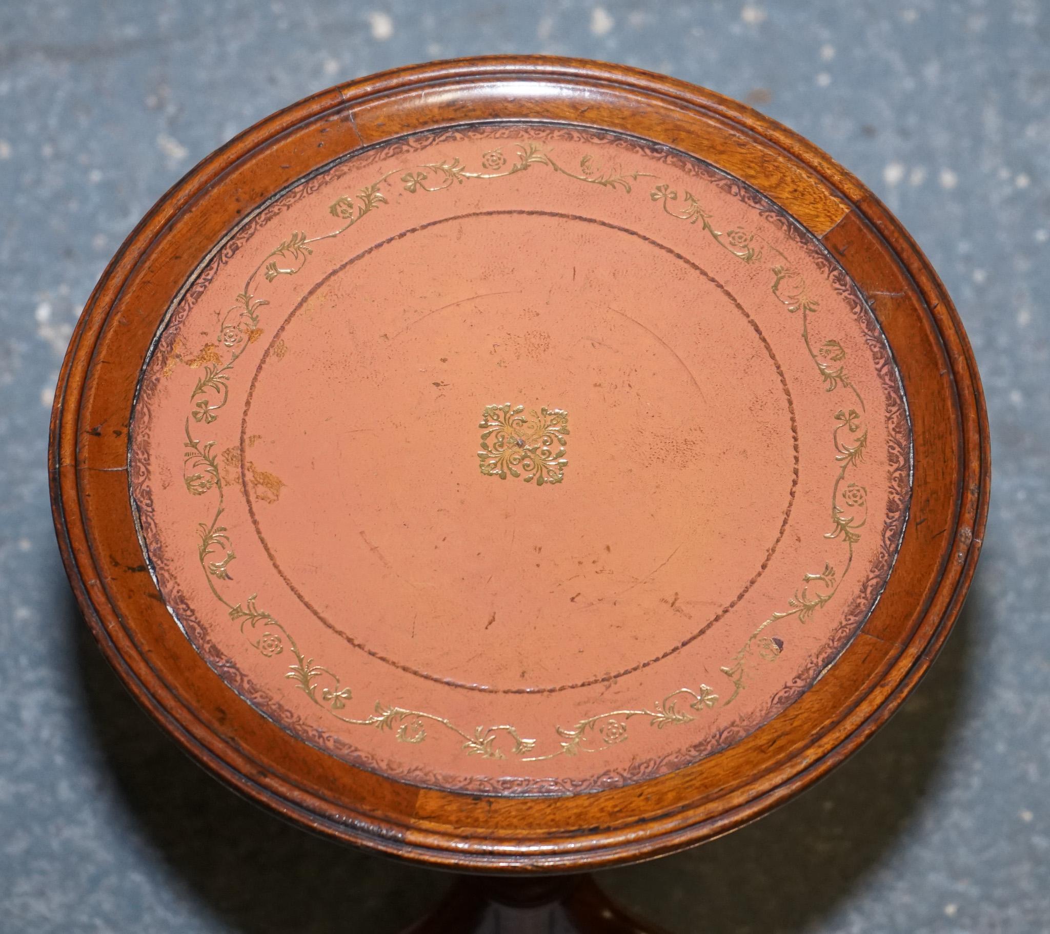 ANTIQUE 1920's MATCHED BROWN LEATHER TOP PAIR OF WINE END SIDE TABLE TRiPOD BASE In Good Condition For Sale In Pulborough, GB