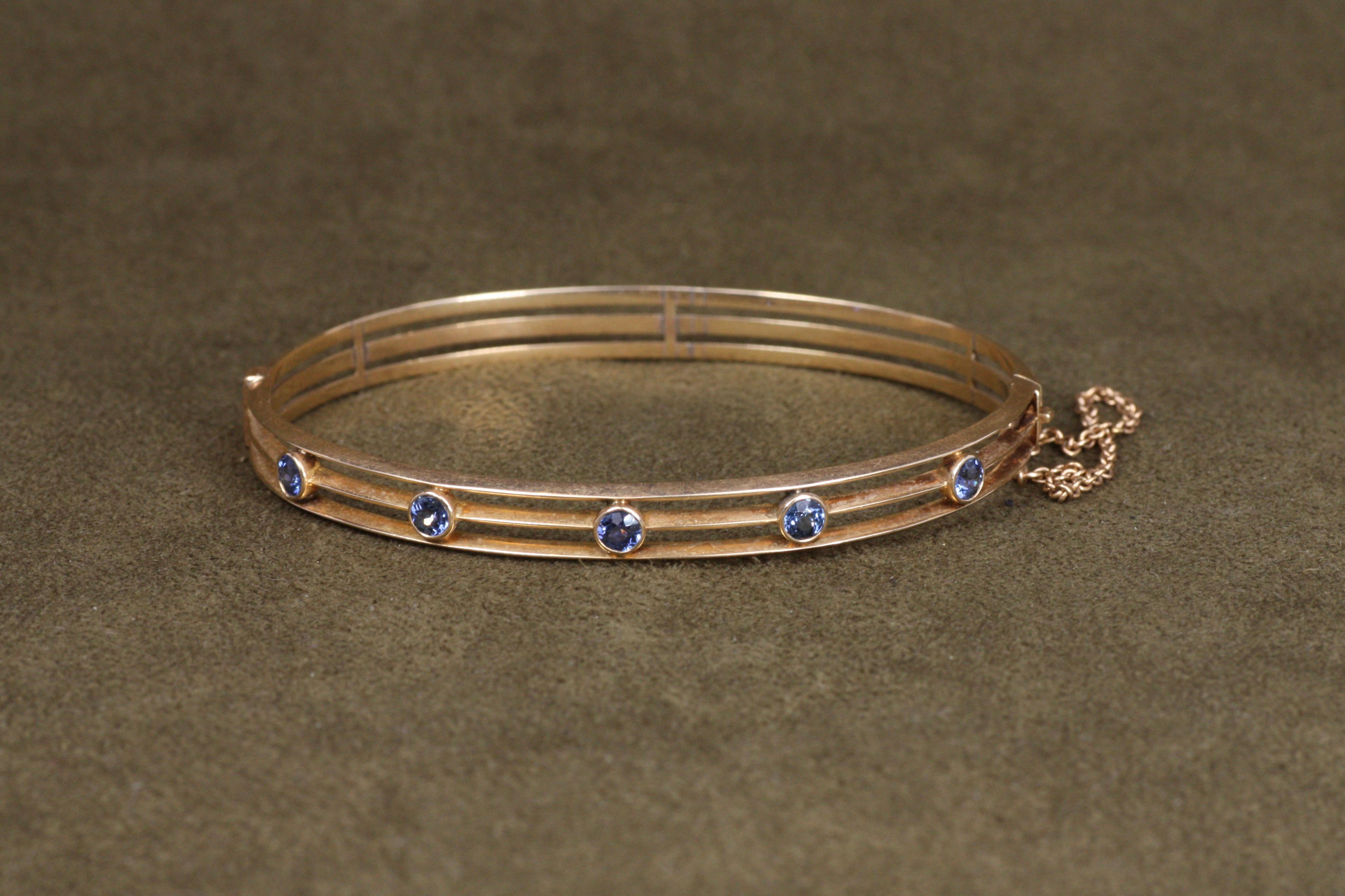 Taglio rotondo Antico bracciale in oro rosa ovale con cerniera con zaffiro del Montana del 1910 in vendita