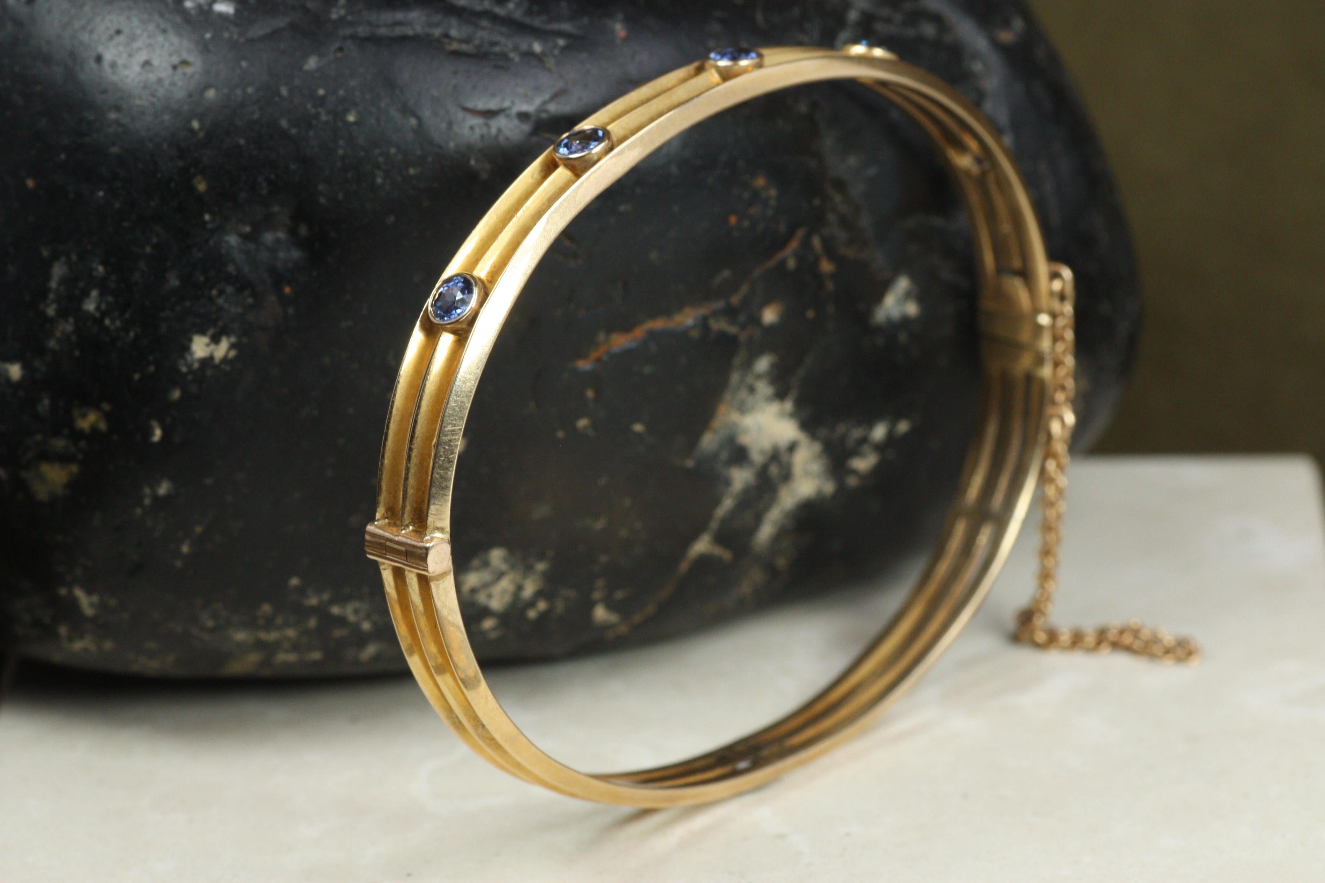 Antico bracciale in oro rosa ovale con cerniera con zaffiro del Montana del 1910 in vendita 1